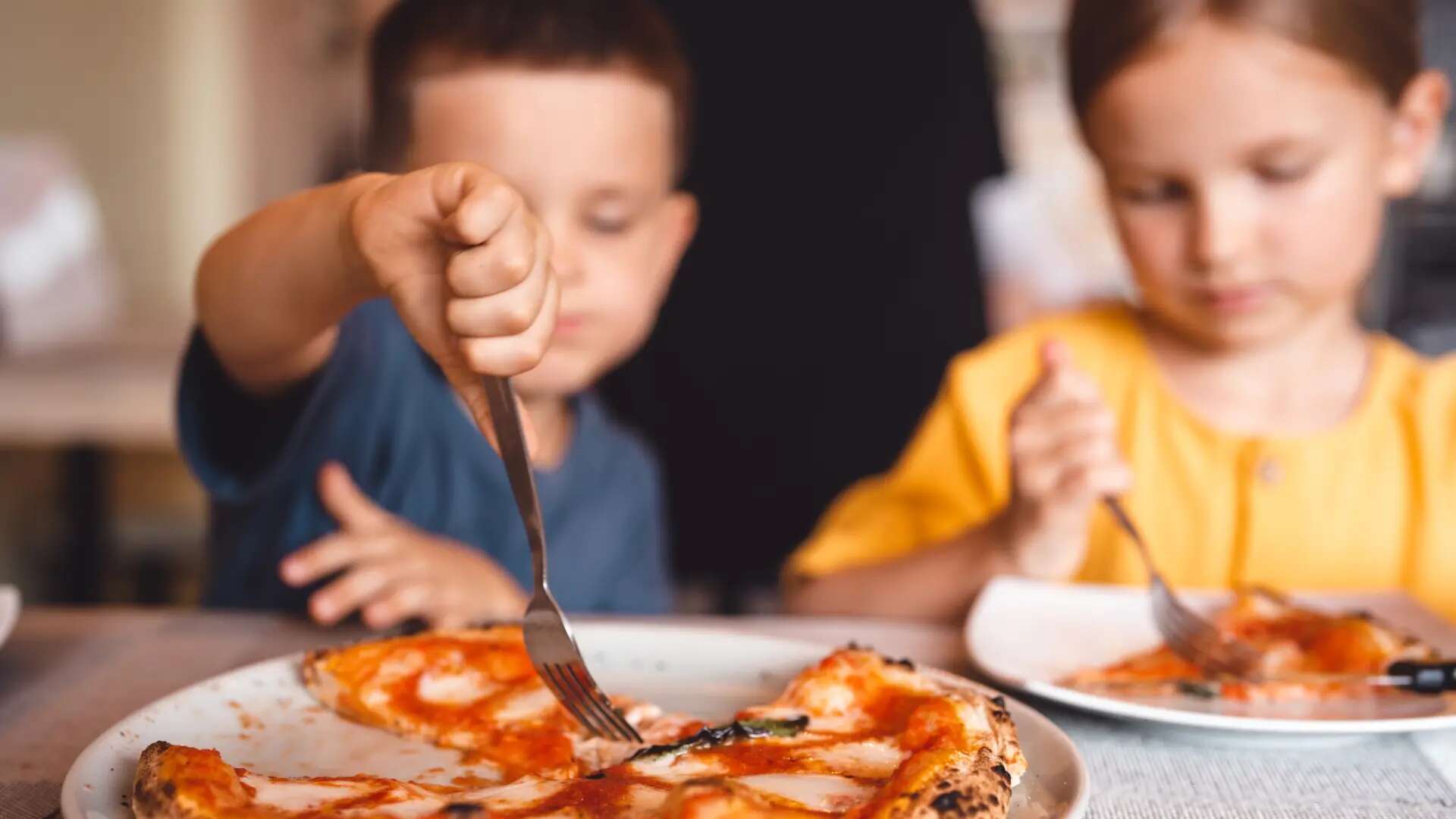 Ser pobre, un factor de riesgo para el sobrepeso: la obesidad infantil afecta el doble a los niños de familias con rentas más bajas