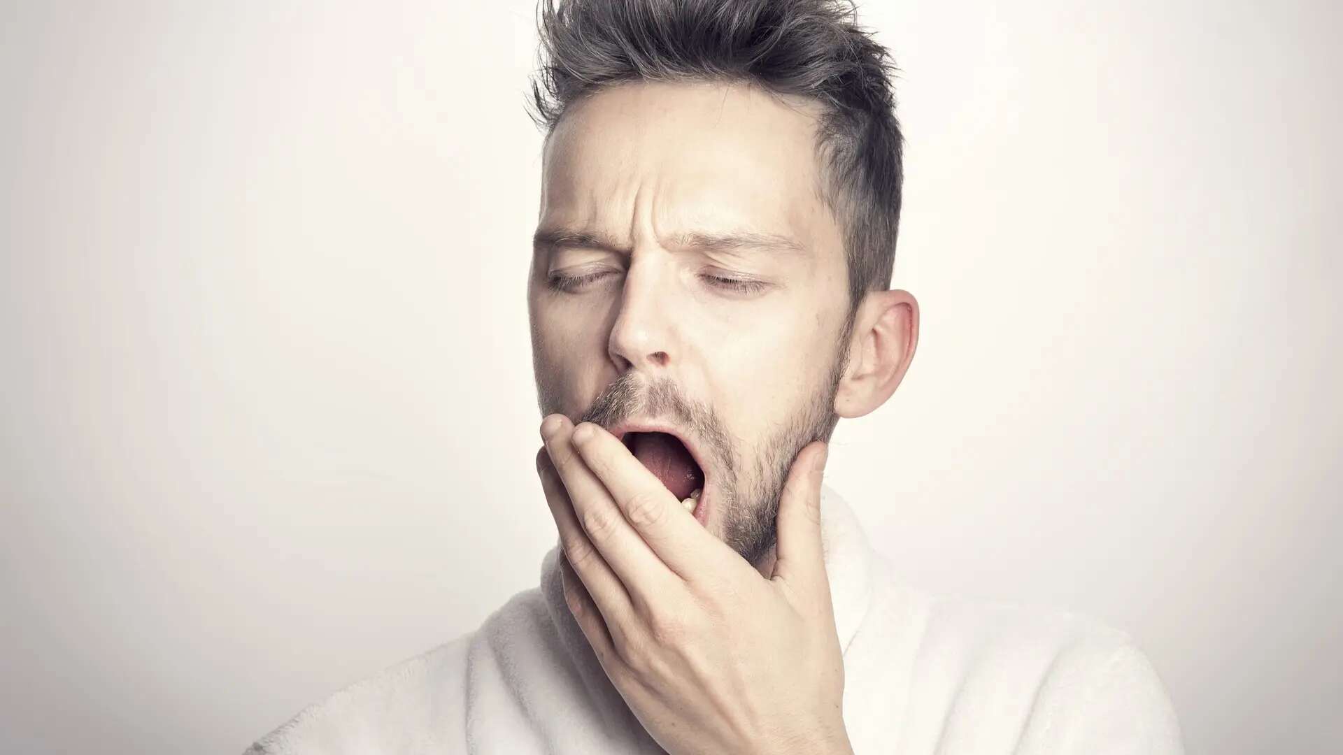 ¿Te sientes cansado todo el tiempo o duermes mal? Esto es lo que deberías agregar a tu dieta