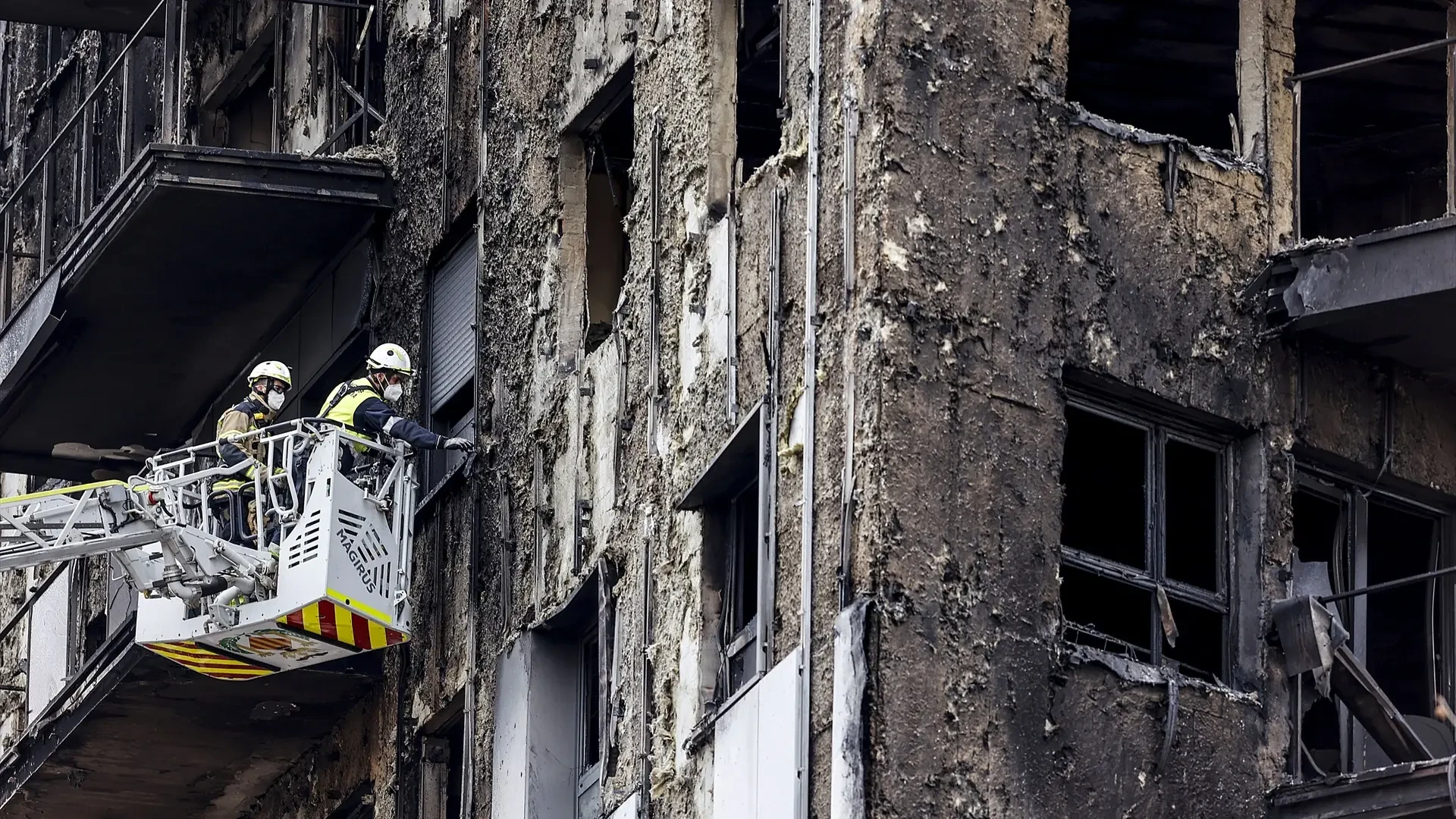 Comienzan las obras de rehabilitación en el edificio de Campanar 16 meses después del incendio