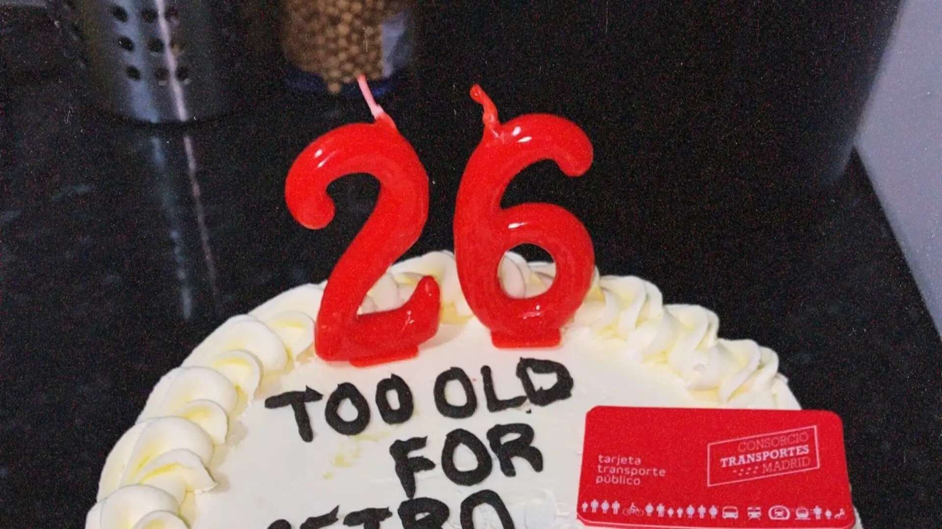 La divertida tarta de un joven para celebrar su 26 cumpleaños: 