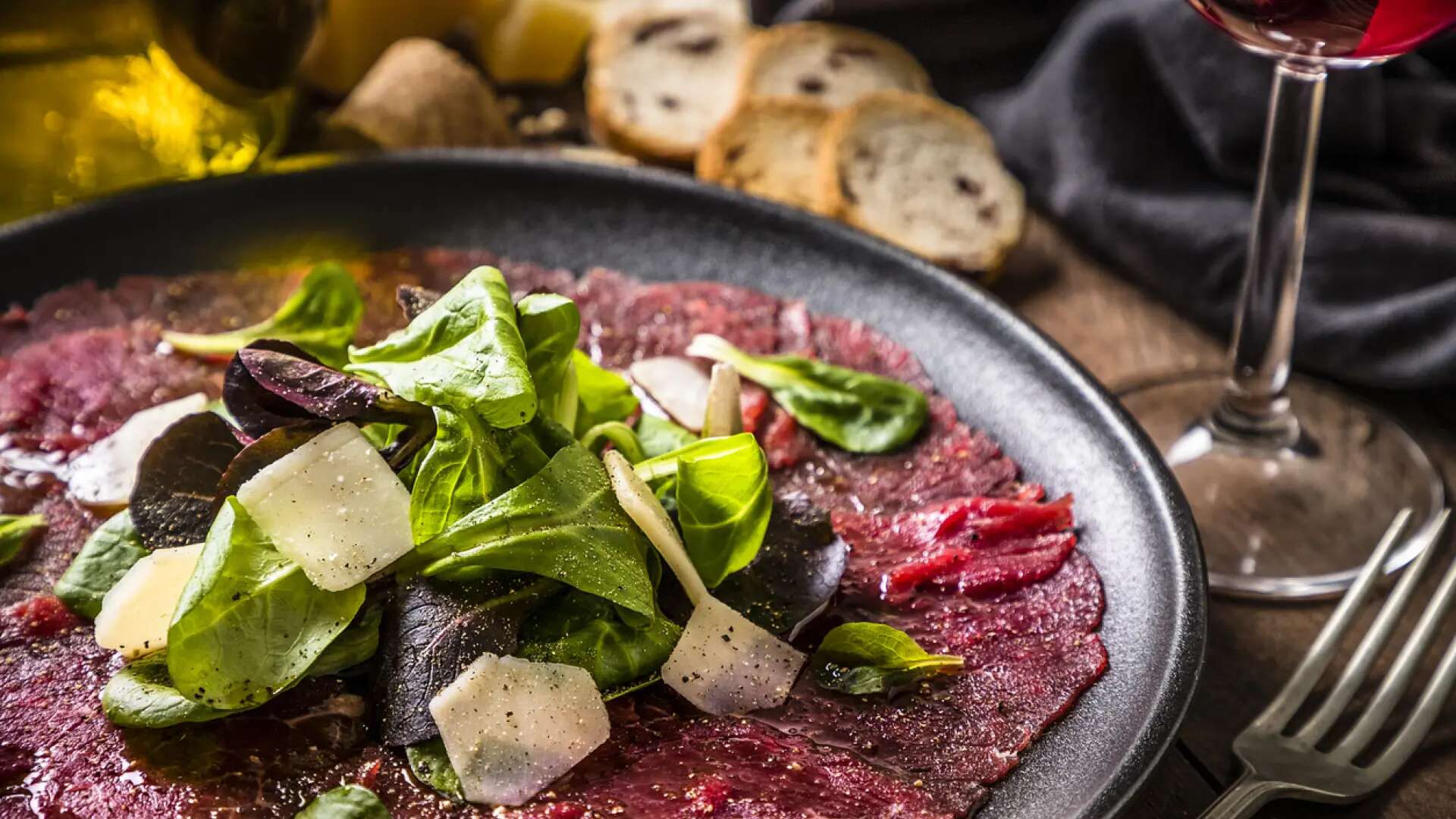 ¿Es seguro comer carne cruda? Esto dice un experto en ciencia