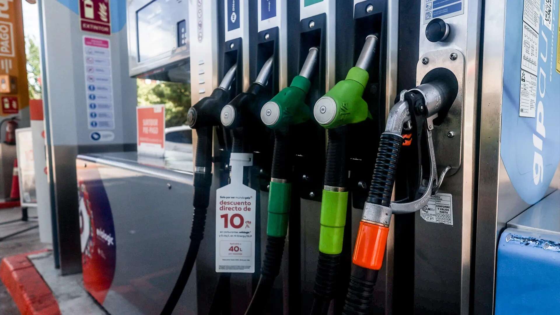 El precio de la gasolina se dispara y complica la cuesta de enero: cuánto pagarás por llenar el depósito 