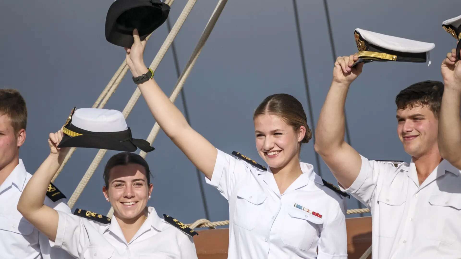 Leonor sigue los pasos de su madre, la reina Letizia, y será periodista desde el Juan Sebastián Elcano