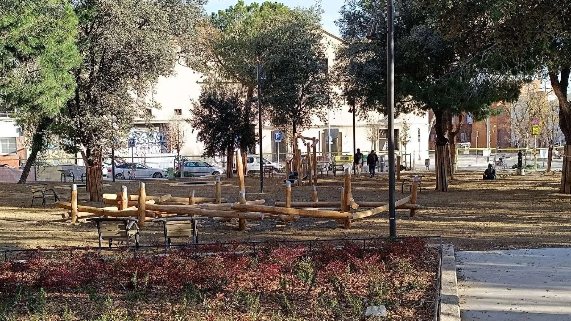 Los jardines reurbanizados del Poble-sec de Barcelona abren este viernes: más verde, zona de juegos infantiles, miradores...