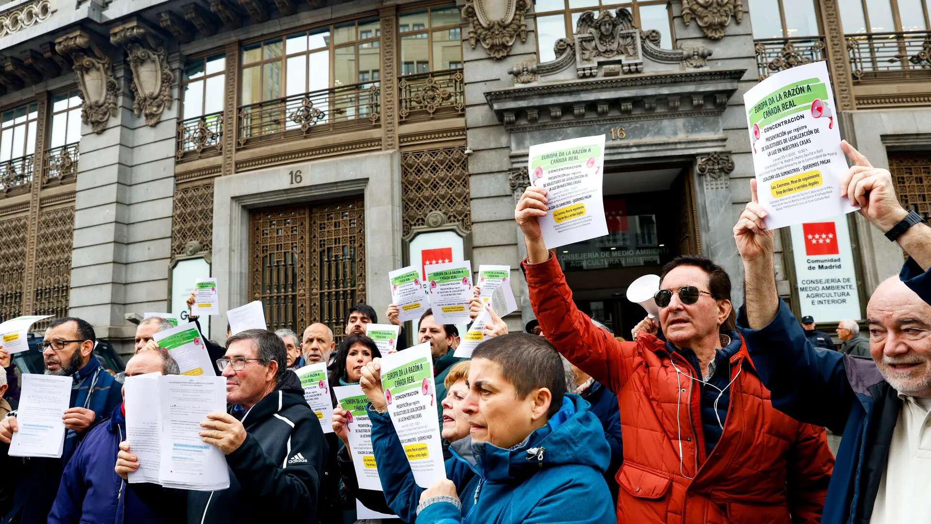 Los vecinos de la Cañada Real, tras cinco años sin luz: 