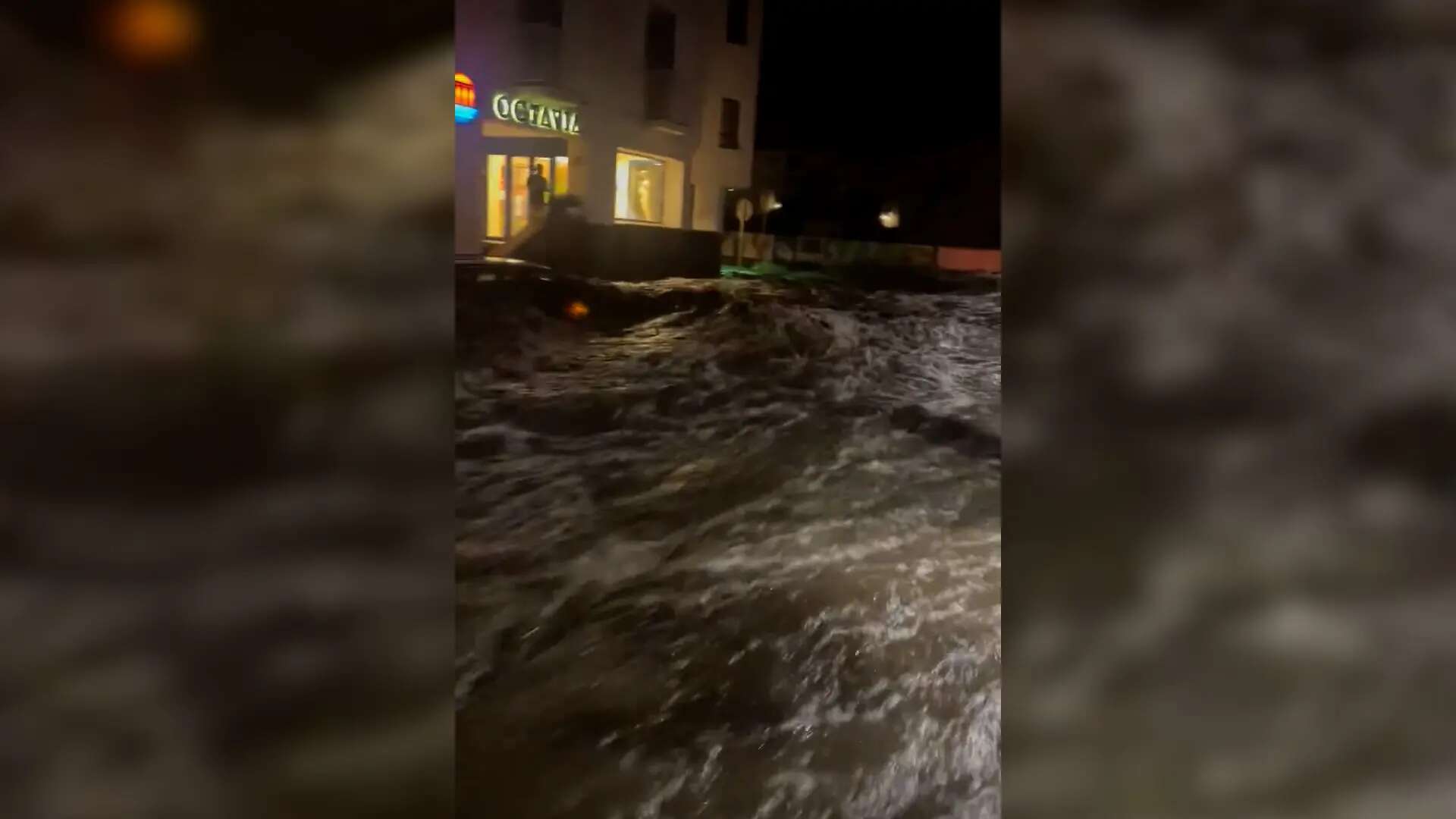 Calles inundadas y una riera desbordada que arrastra más de 30 vehículos... Los vídeos más espectaculares del temporal en Cadaqués