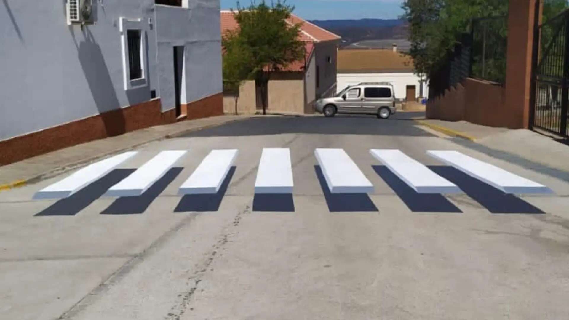 El paso de cebra en 3D de un pueblo español: evita accidentes y mejora la seguridad de los niños 