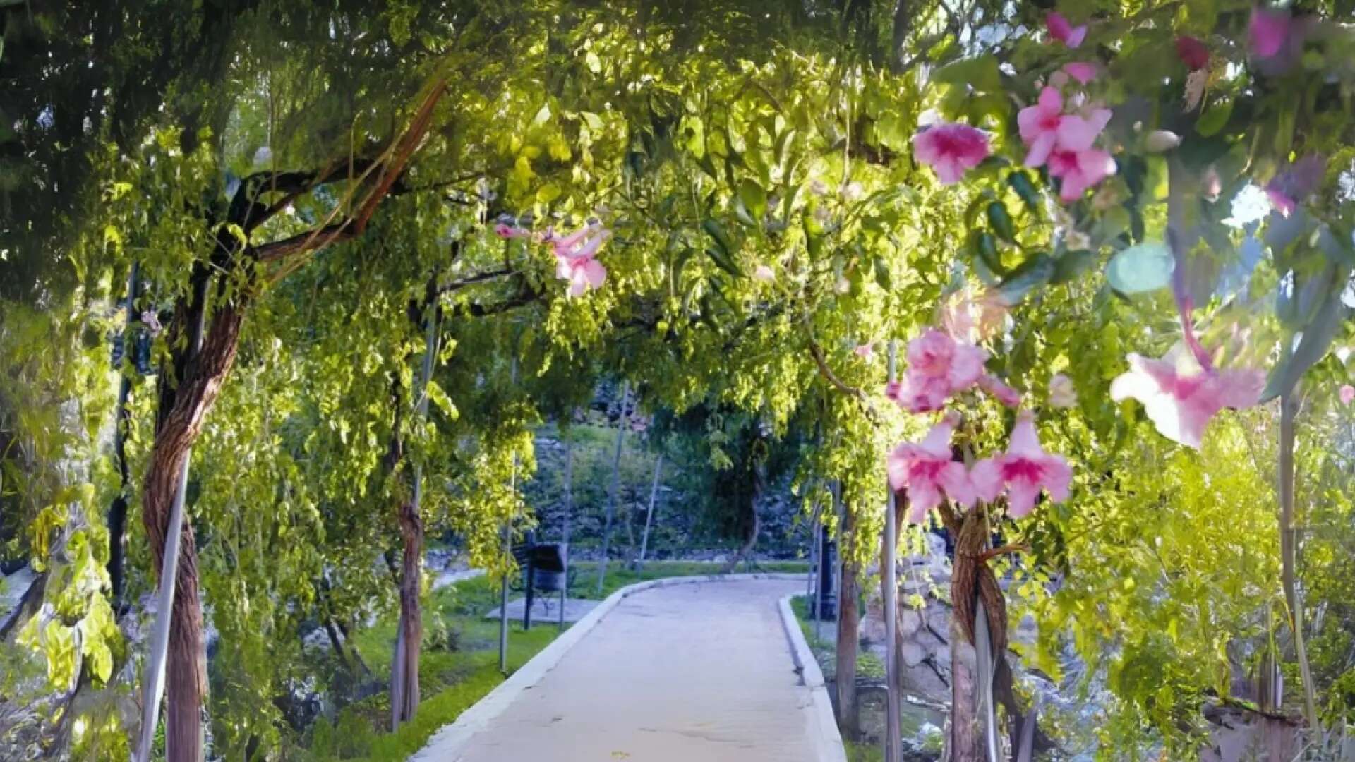 El precioso jardín nazarí de un pueblo de Granada conocido como 'el Generalife chico'