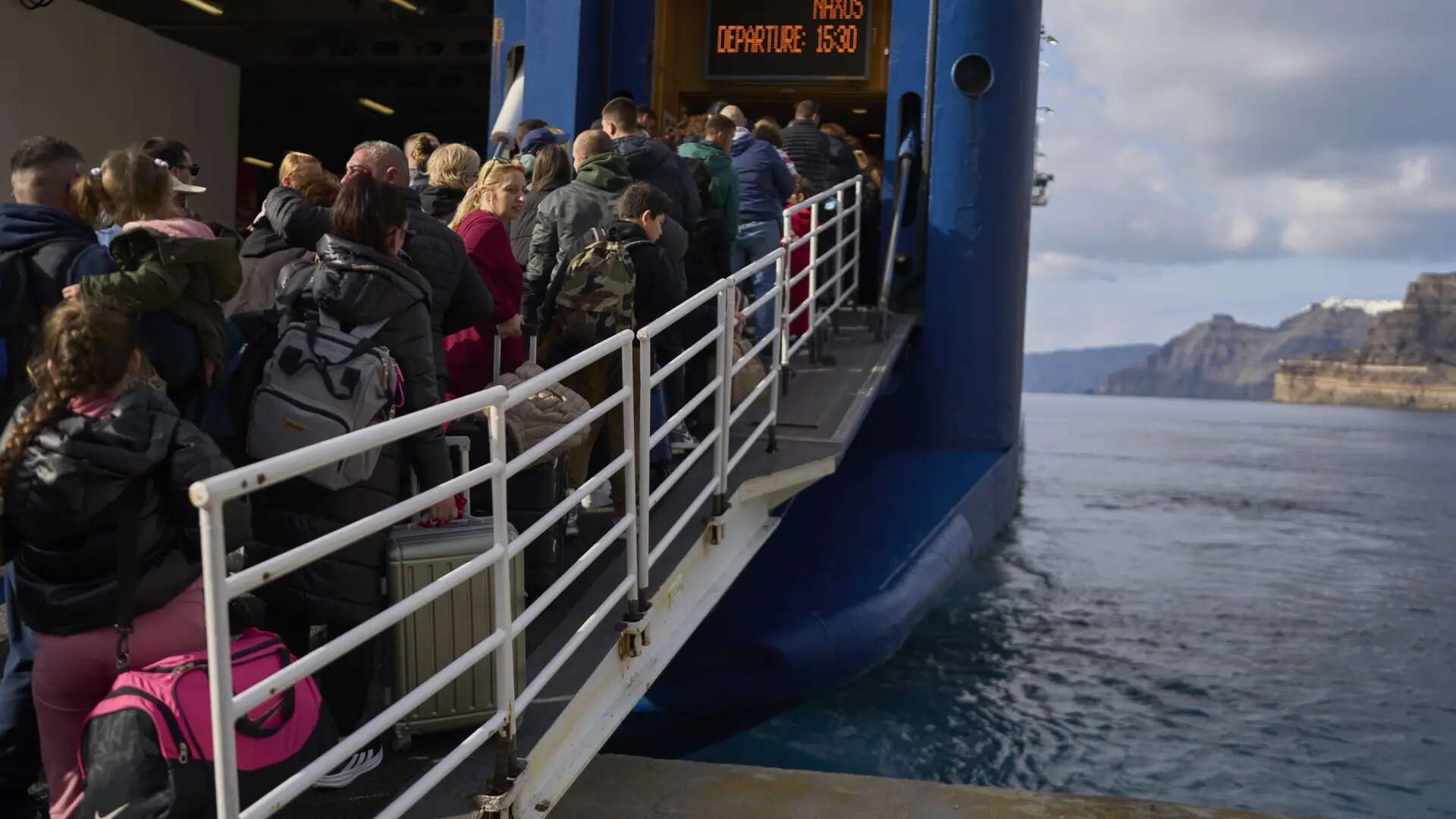 Miles de personas abandonan Santorini, sacudida por más de 500 terremotos en una semana