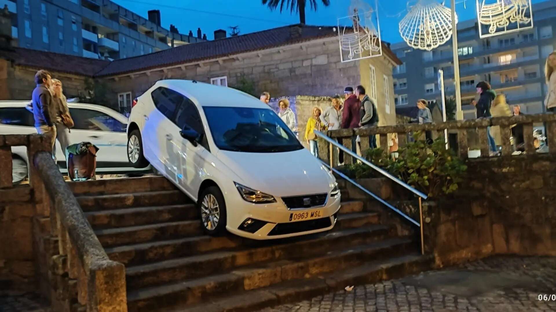 Un coche acaba encajado en unas escaleras en Sanxenxo tras fiarse del GPS