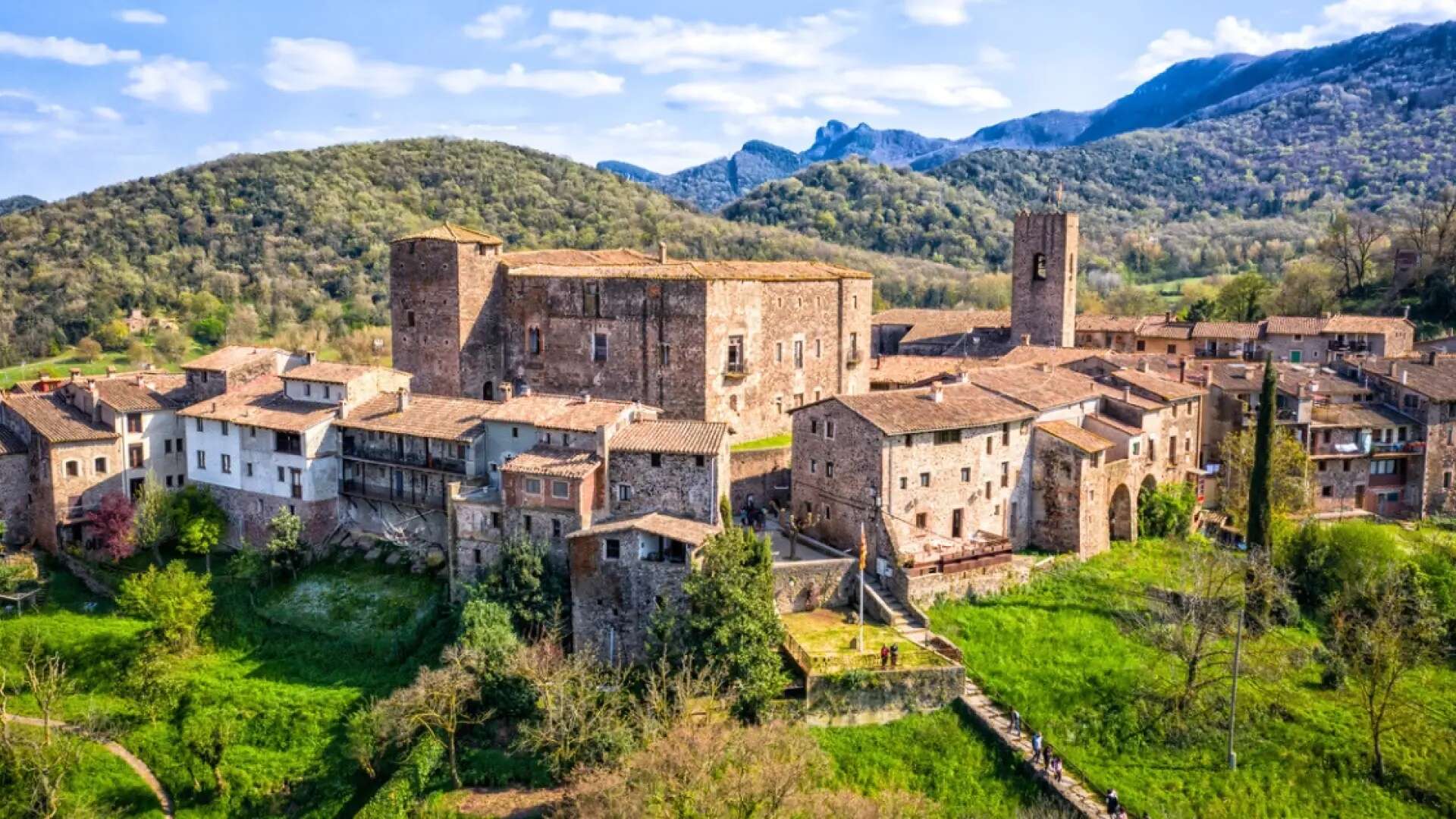 Ni Tavertet ni Mura: el pueblo medieval con cascadas y a una hora de Barcelona que parece sacado de un cuento