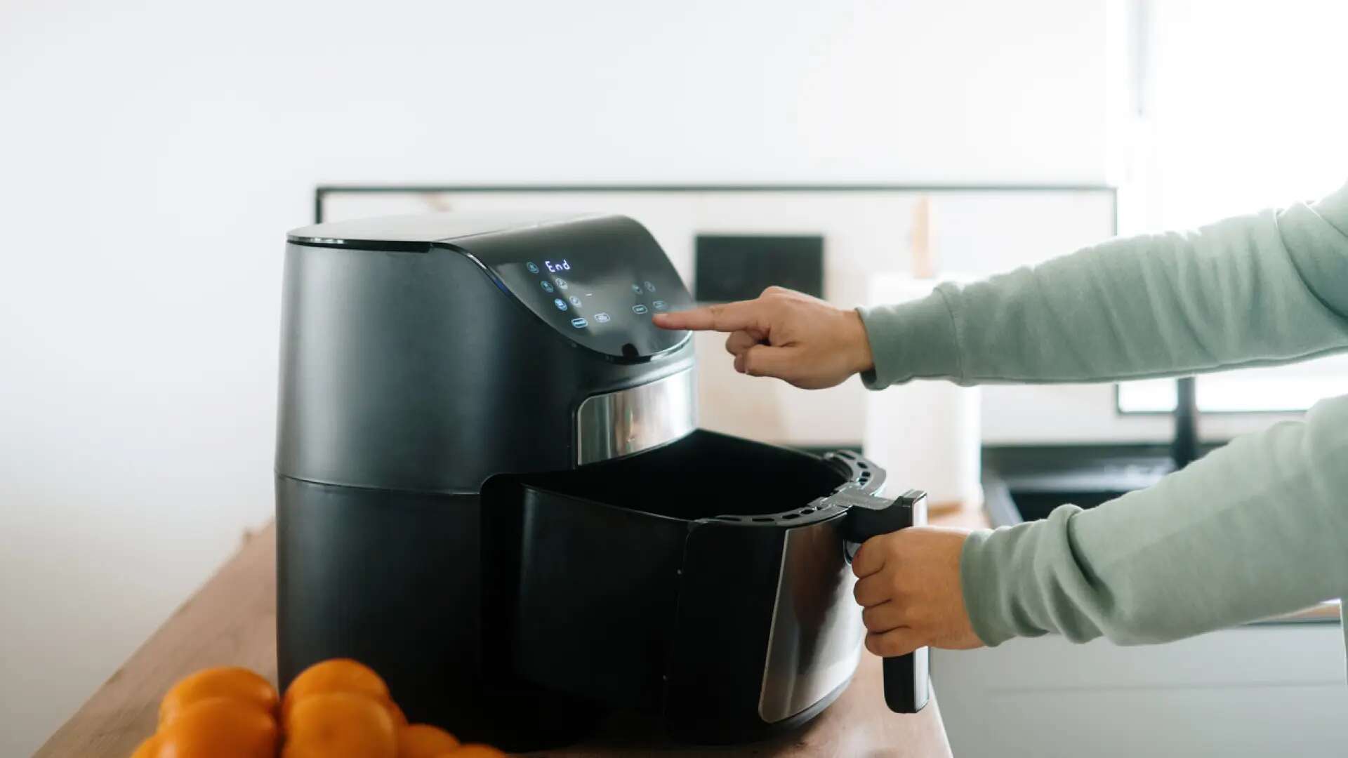 Ni quitagrasas ni lejía: esto es lo que deberías utilizar para limpiar la freidora de aire en profundidad