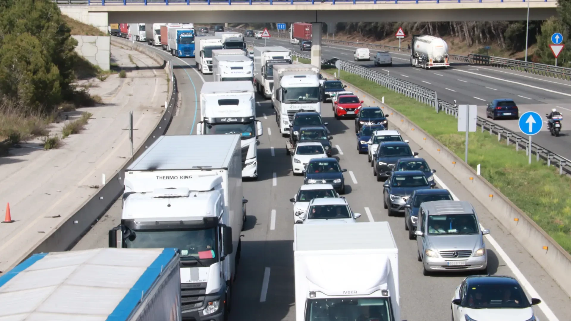 Operación salida por el puente de mayo: 97.000 coches salen de Barcelona hasta las 18 horas, un 20% de lo previsto