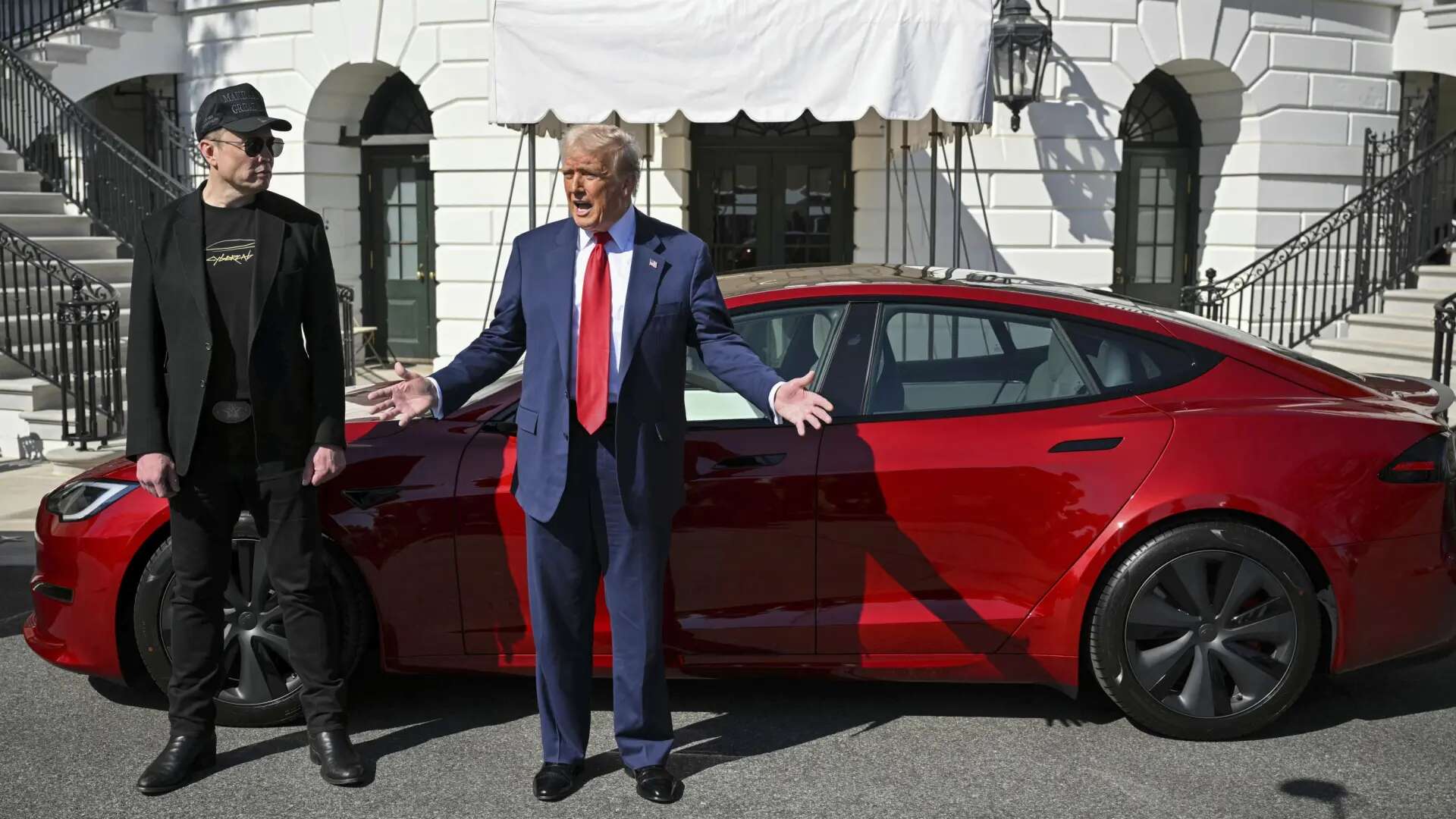 Donald Trump se sube a un Tesla para mostrar su apoyo a Elon Musk tras las fuertes caídas de su compañía en Bolsa