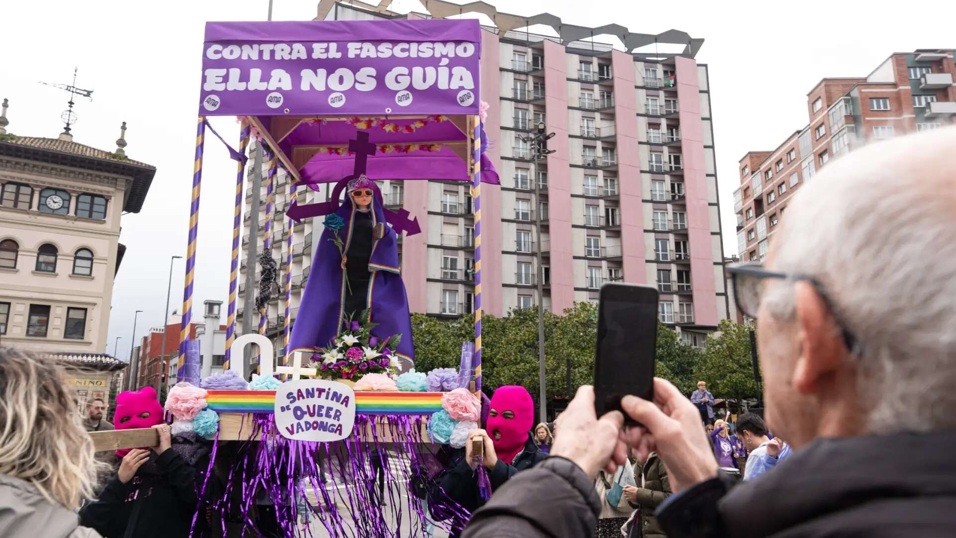 Denuncian por un delito de odio la exhibición de una Virgen de Covadonga 'queer' en Gijón