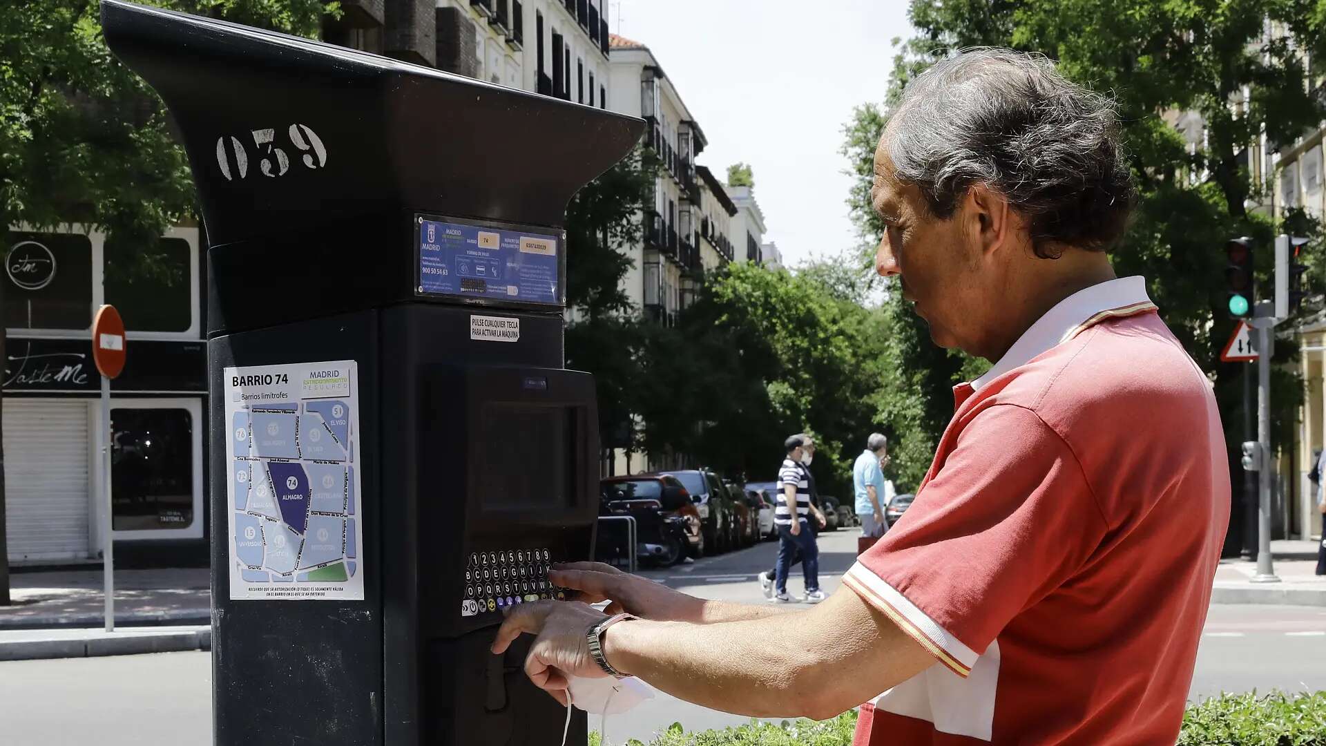 Los residentes con vehículos sin etiqueta recibirán desde este jueves un SMS sobre el aparcamiento en la zona SER