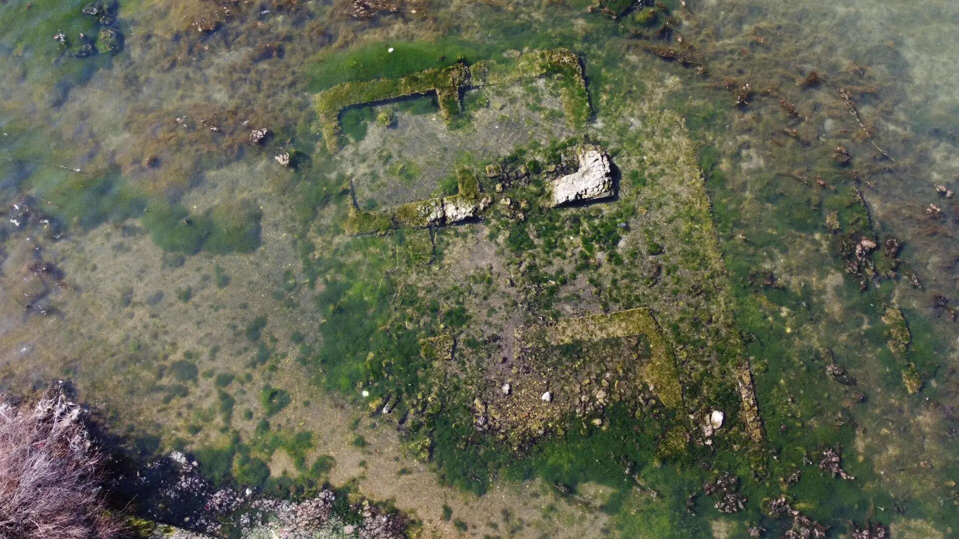 Emergen unas ruinas romanas en un lago de Nápoles por un fenómeno que eleva el suelo