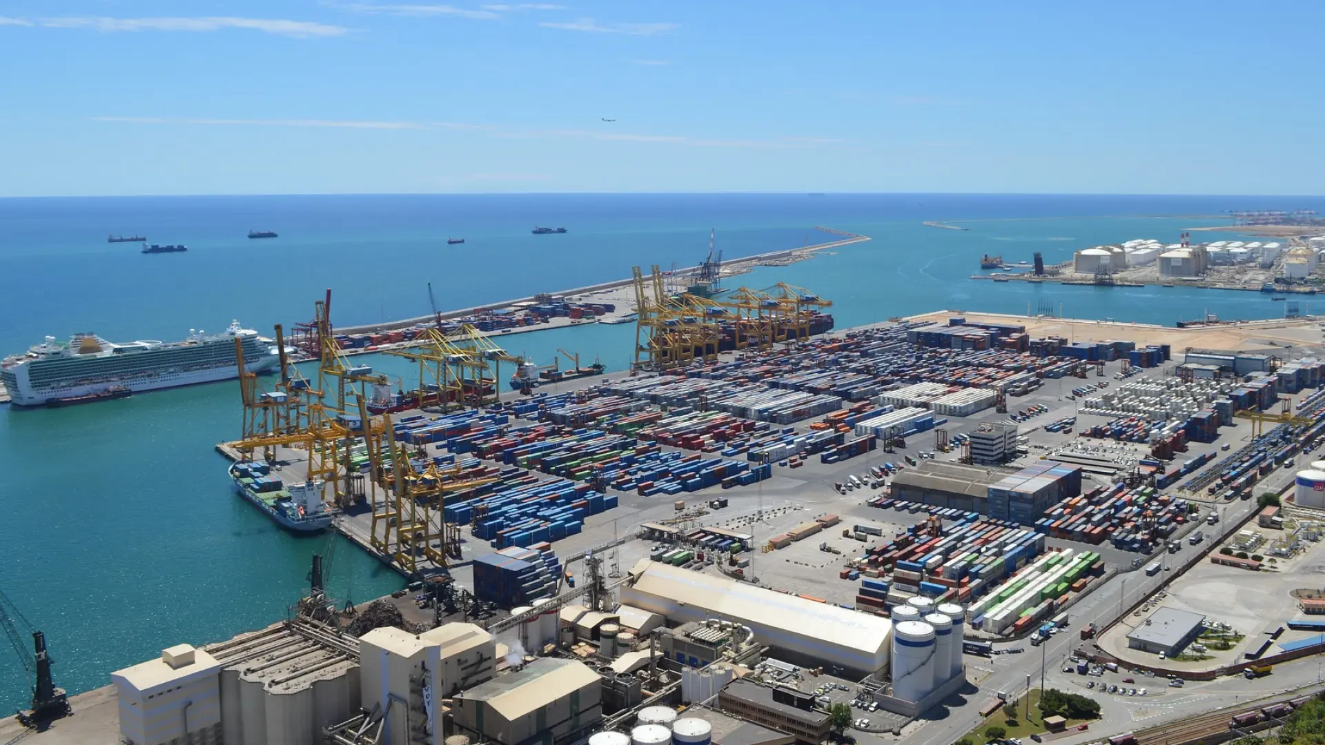 Un remolcador se hunde en el Puerto de Barcelona tras chocar con un carguero