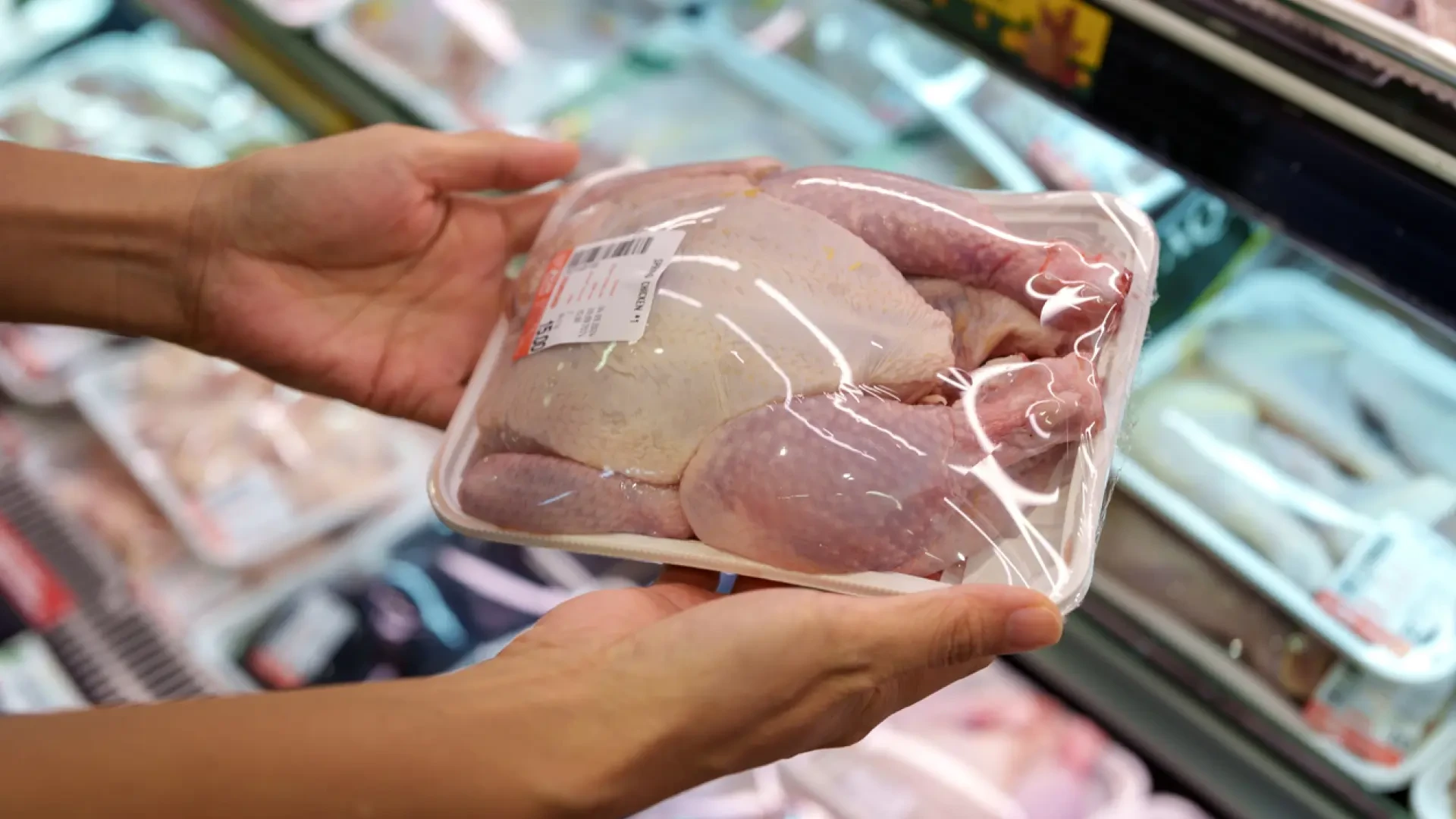 Un carnicero explica las diferencias entre el pollo amarillo y el blanco: 