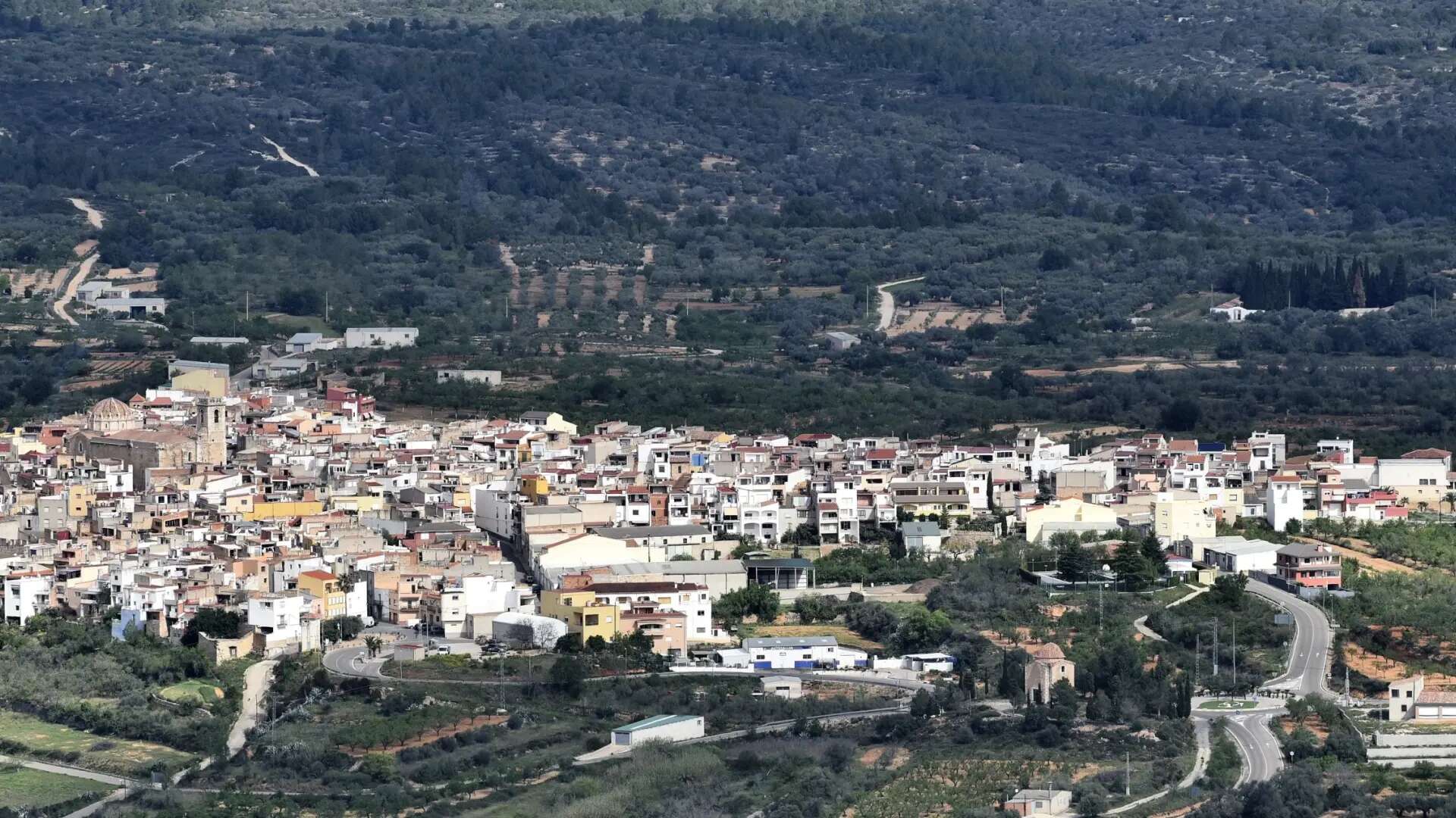 El pueblo de Castellón que guarda joyas históricas y naturales: un mar de olivos y una cárcel medieval