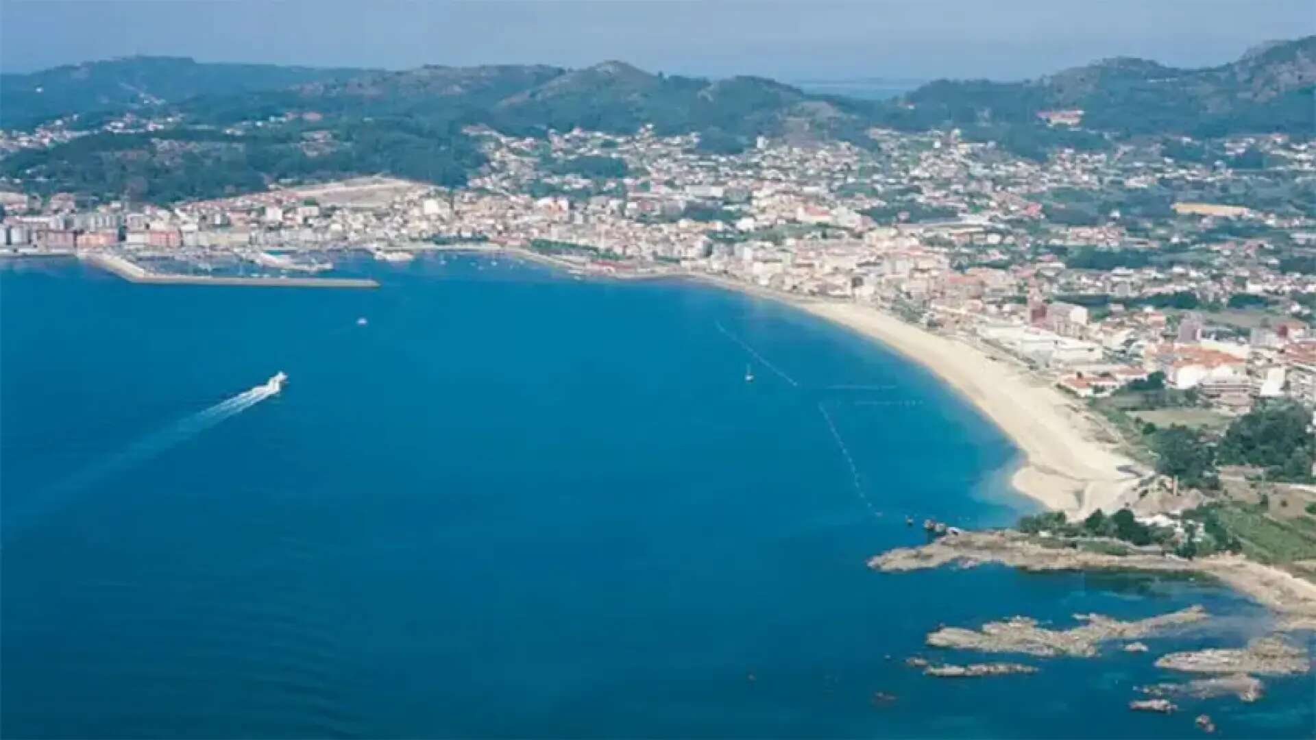 El pueblo de Pontevedra conocido como el caribe gallego: barrios marineros y arenales salvajes en las rías