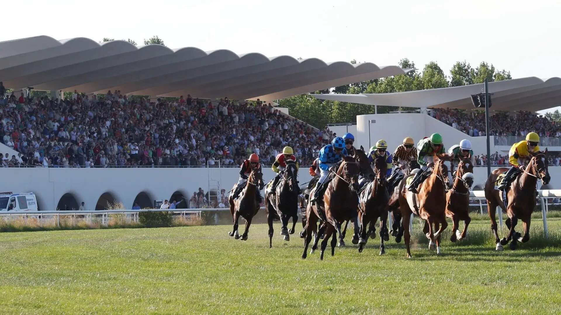 Loterías suspende las apuestas de hípicas en el Hipódromo de la Zarzuela por fuertes lluvias