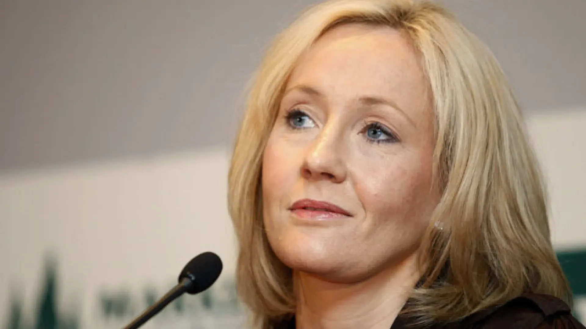 Críticas a J.K. Rowling por celebrar la decisión del Supremo británico sobre las mujeres trans