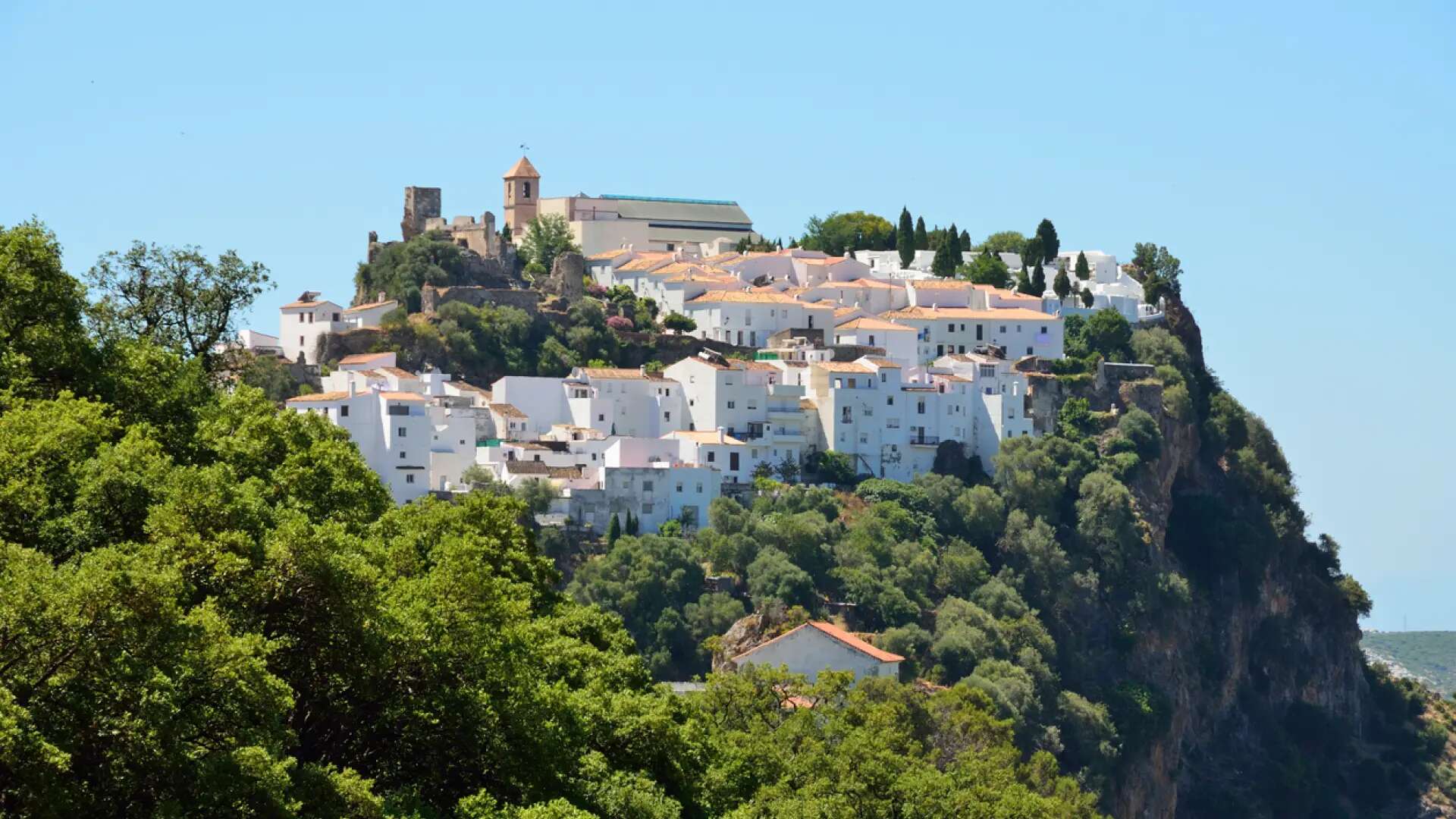 El bonito pueblo de Málaga repleto de laberínticas calles moriscas bajo los restos de un castillo árabe