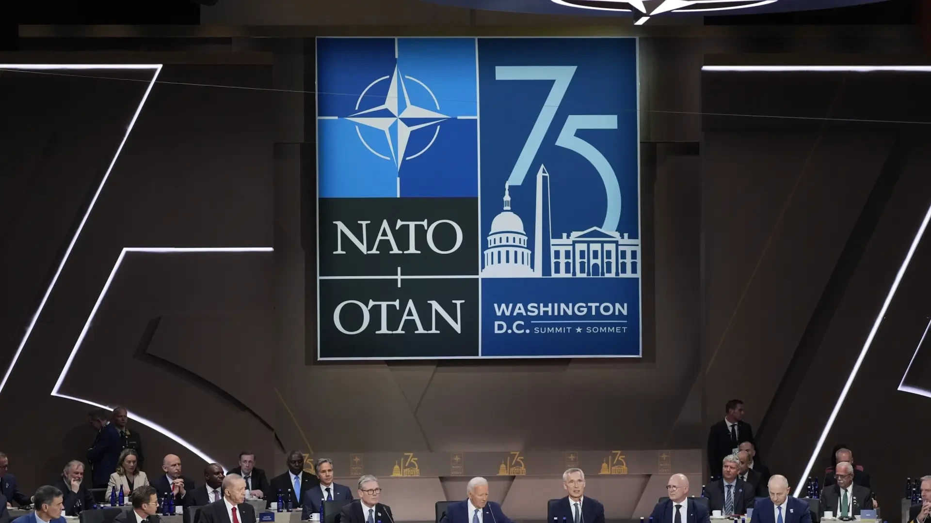 La OTAN se compromete a dar un mínimo de 40.000 millones en 2025 para ayudar a Ucrania a vencer a Rusia