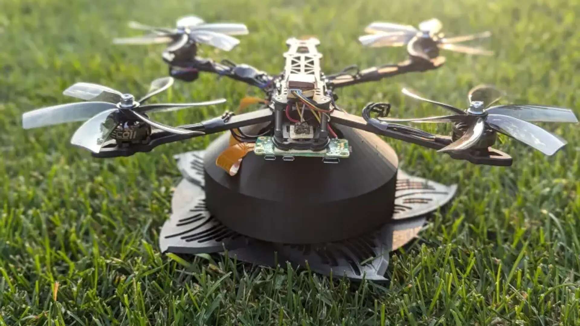 El 'Poopcopter': el dron con cámara con IA que reconoce, recoge y elimina los excrementos de los perros