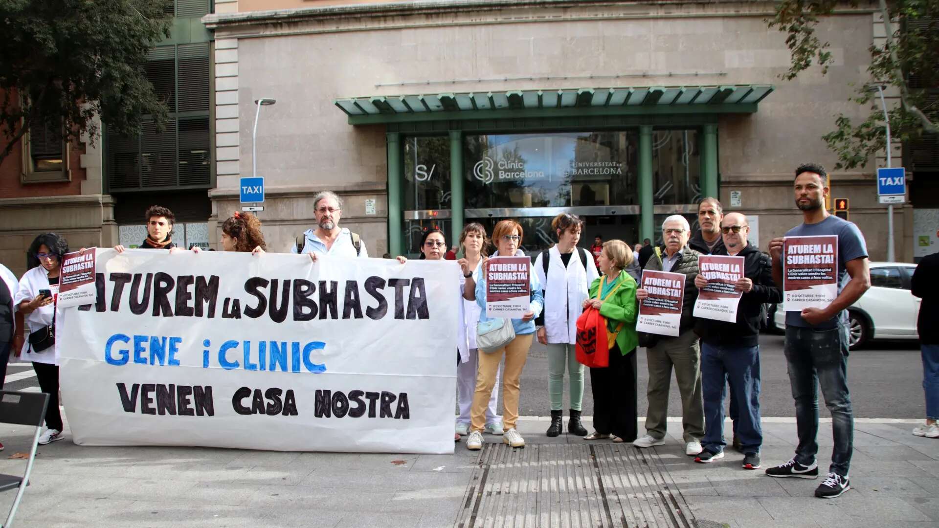 Inquilinos de cinco fincas propiedad del Clínic de Barcelona exigen parar su subasta: 