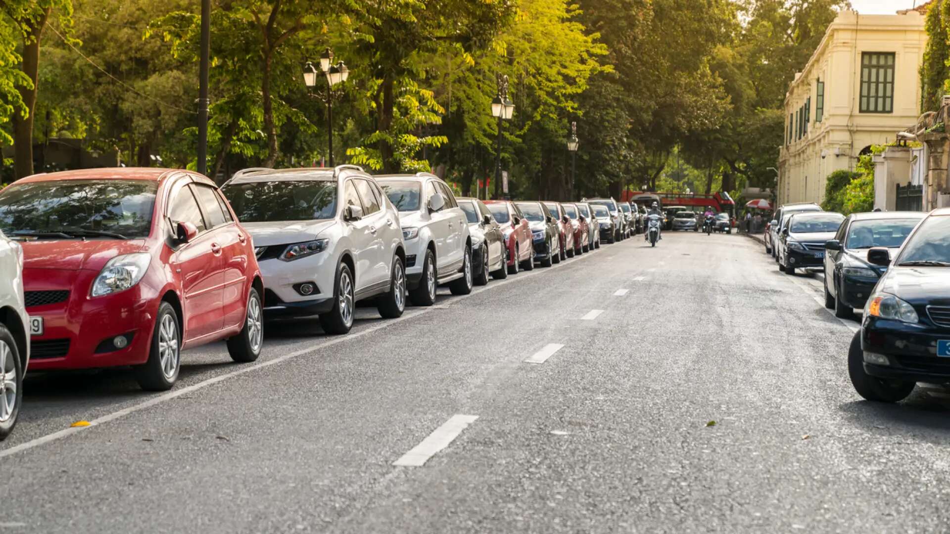 ¿Es legal aparcar en sentido contrario a la marcha? La DGT responde