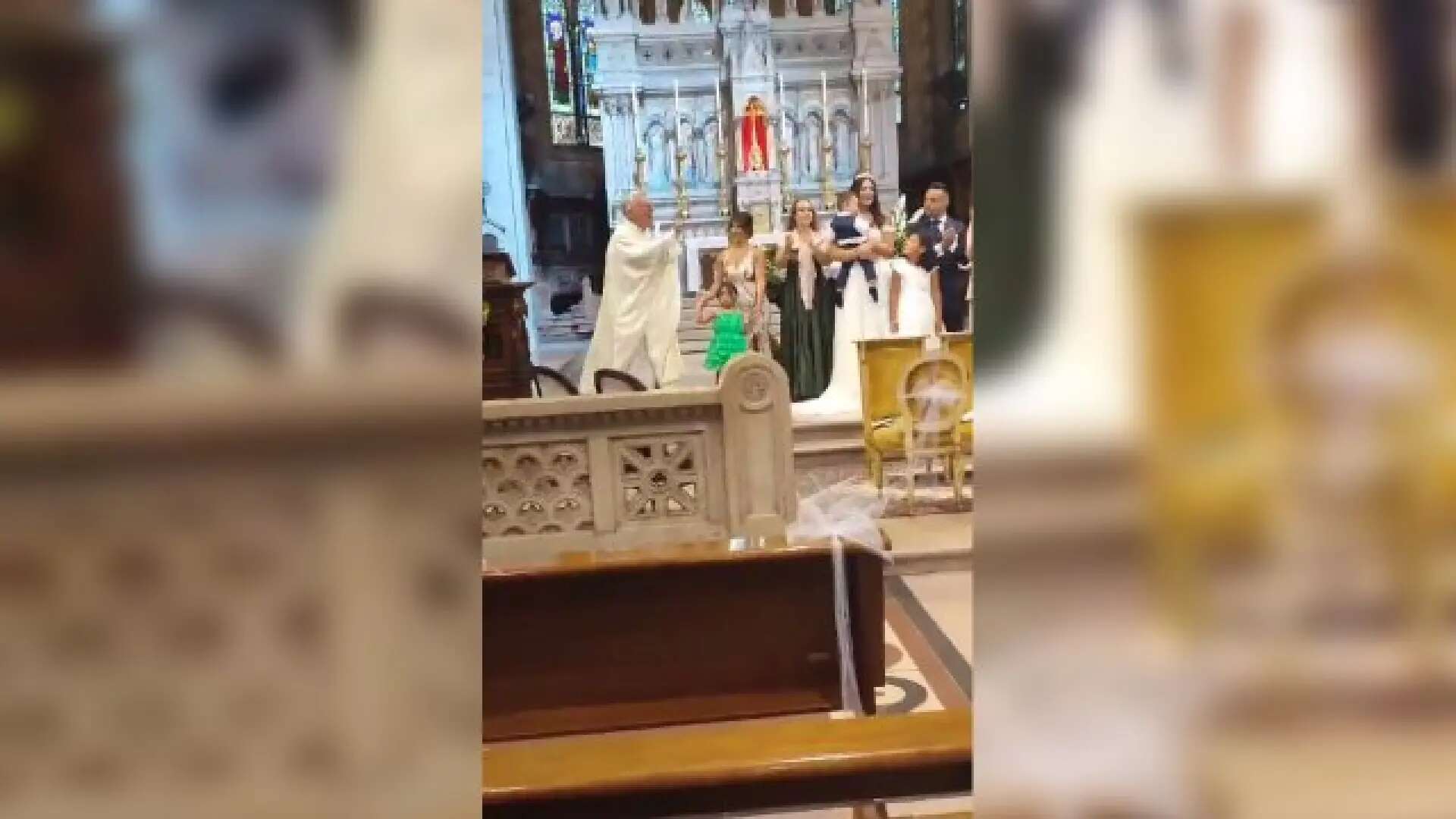 El cura Don Bruno se vuelve a hacer viral con sus pasos de baile al ritmo de 'Mamma Maria' en una boda