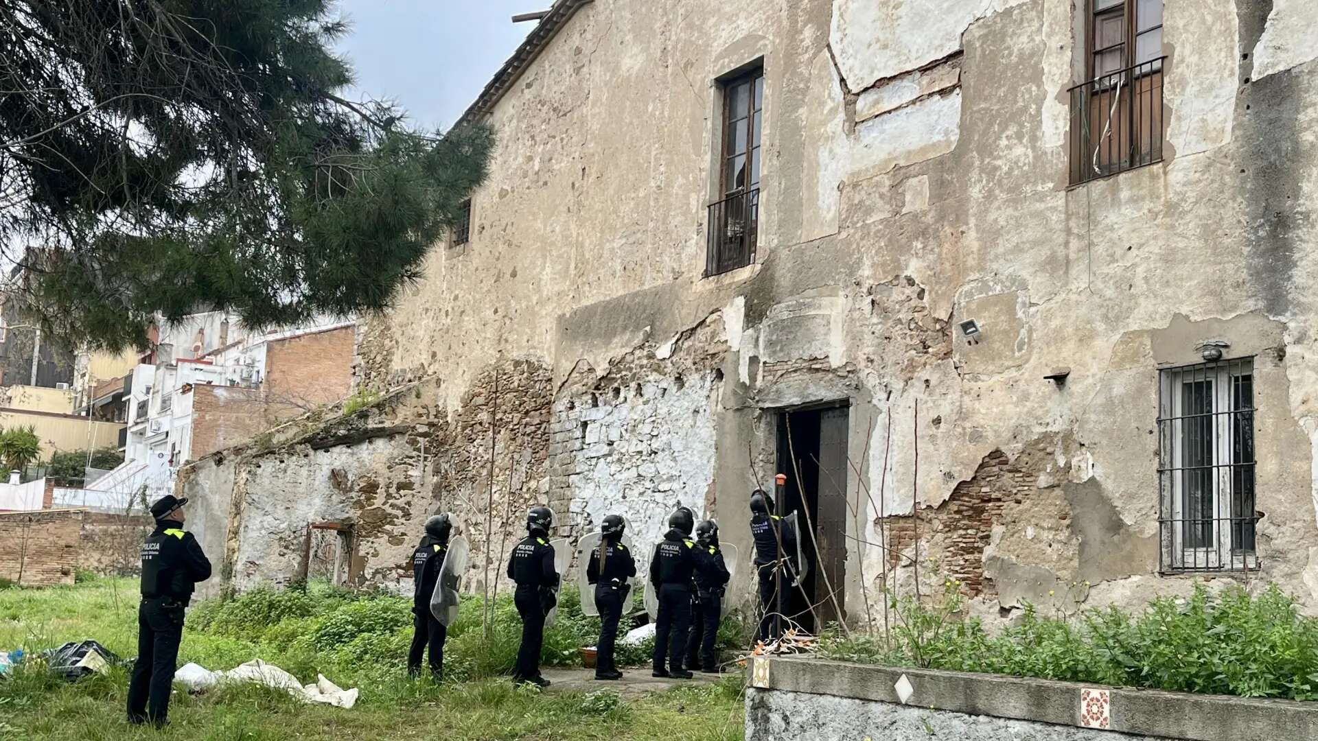 La Guardia Urbana de Badalona desaloja a los okupas de la masía municipal de Ca l'Andal y Albiol saca pecho: 