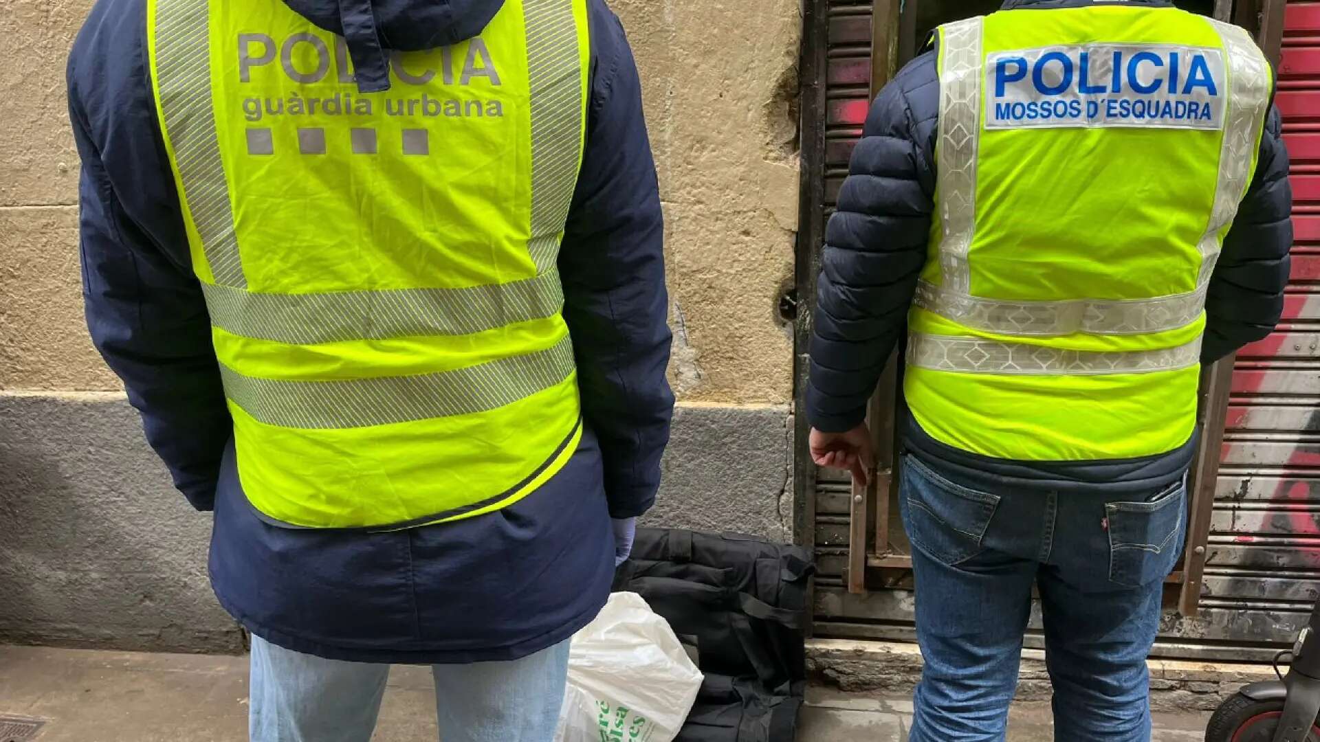 Desmantelado de un punto de venta y consumo de drogas ubicado en un piso ocupado del Raval barcelonés