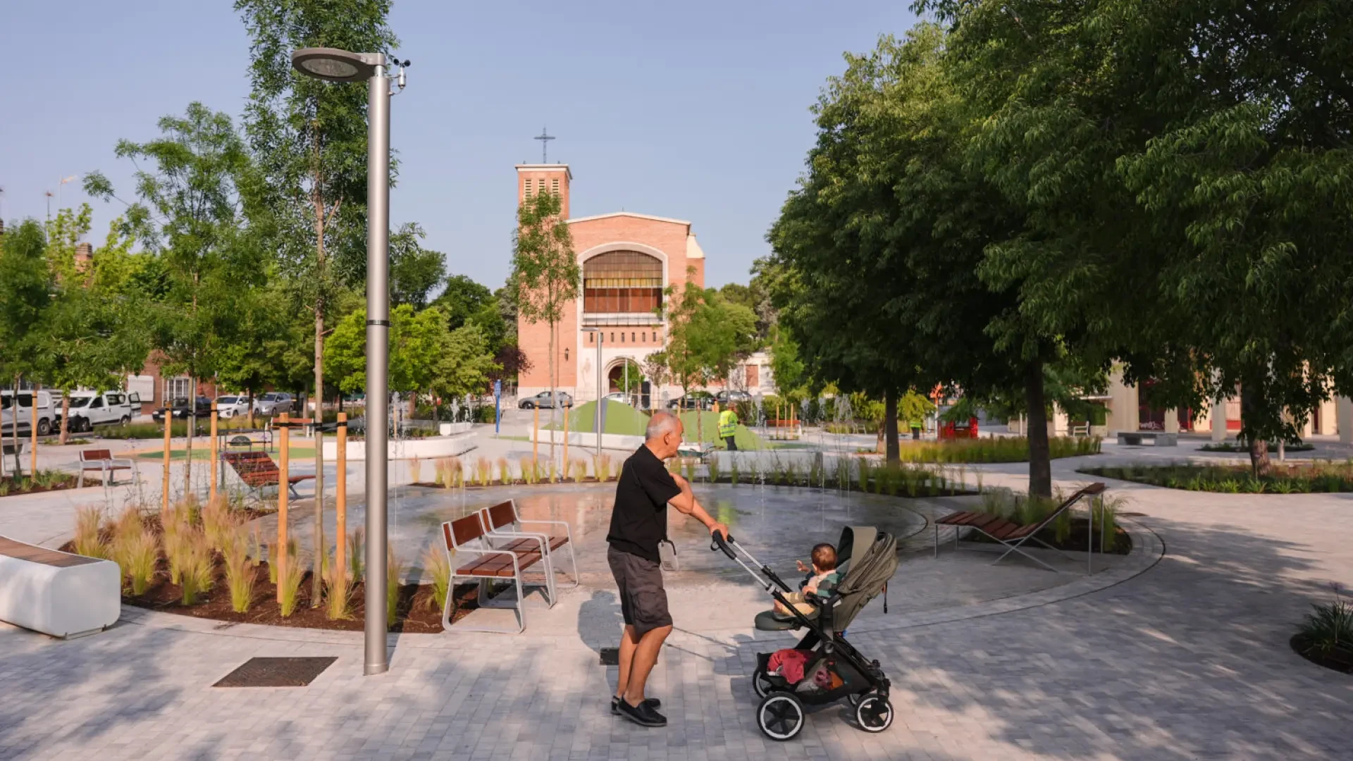 Ciudad Pegaso reforma la Plaza San Cristóbal con una fuente, colinas y árboles sin perder su historia