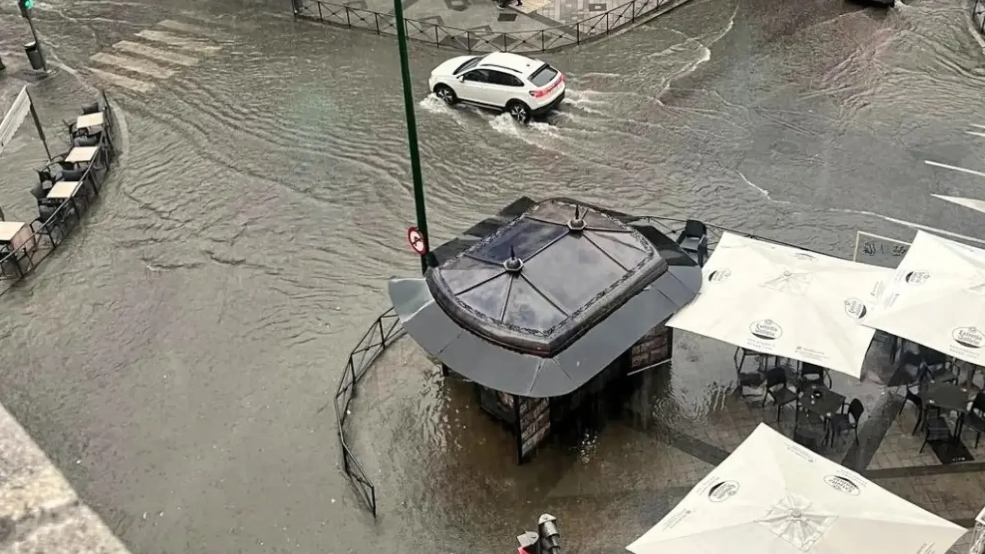Un intenso aguacero cae en Valladolid y deja calles, túneles y garajes inundados y personas atrapadas 