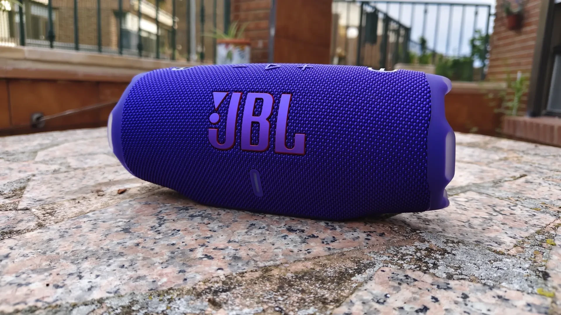 El JBL Charge 6 es el altavoz del verano por su sonido excepcional y batería interminable