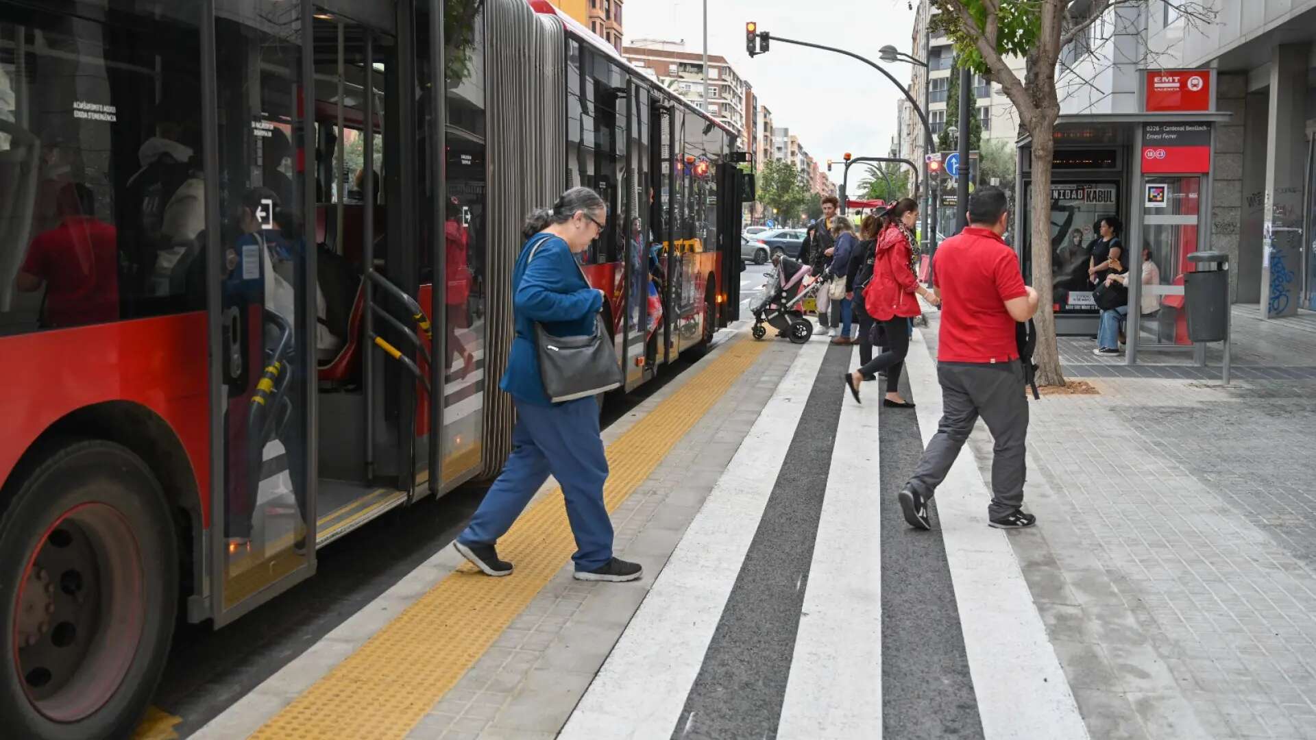 Valencia refuerza desde hoy 30 líneas de la EMT un 24% para los actos previos a la semana de Fallas