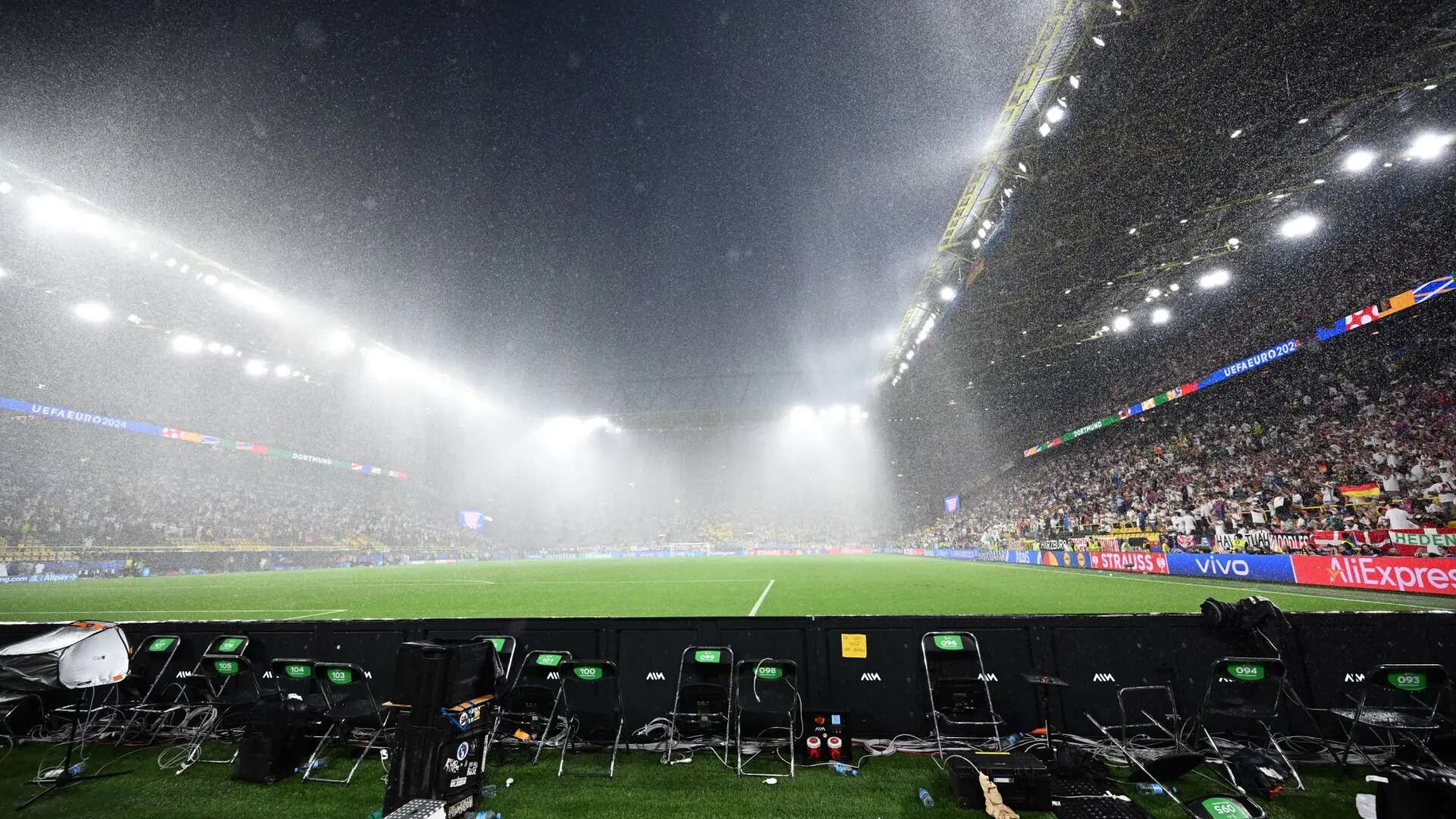 La Policía alemana multa al fotógrafo 'spiderman' que escaló al techo de un estadio en pleno partido de Eurocopa