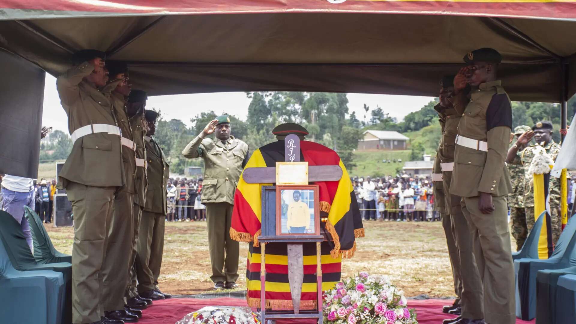 Uganda despide a la atleta asesinada Rebecca Cheptegei en un multitudinario funeral con honores militares