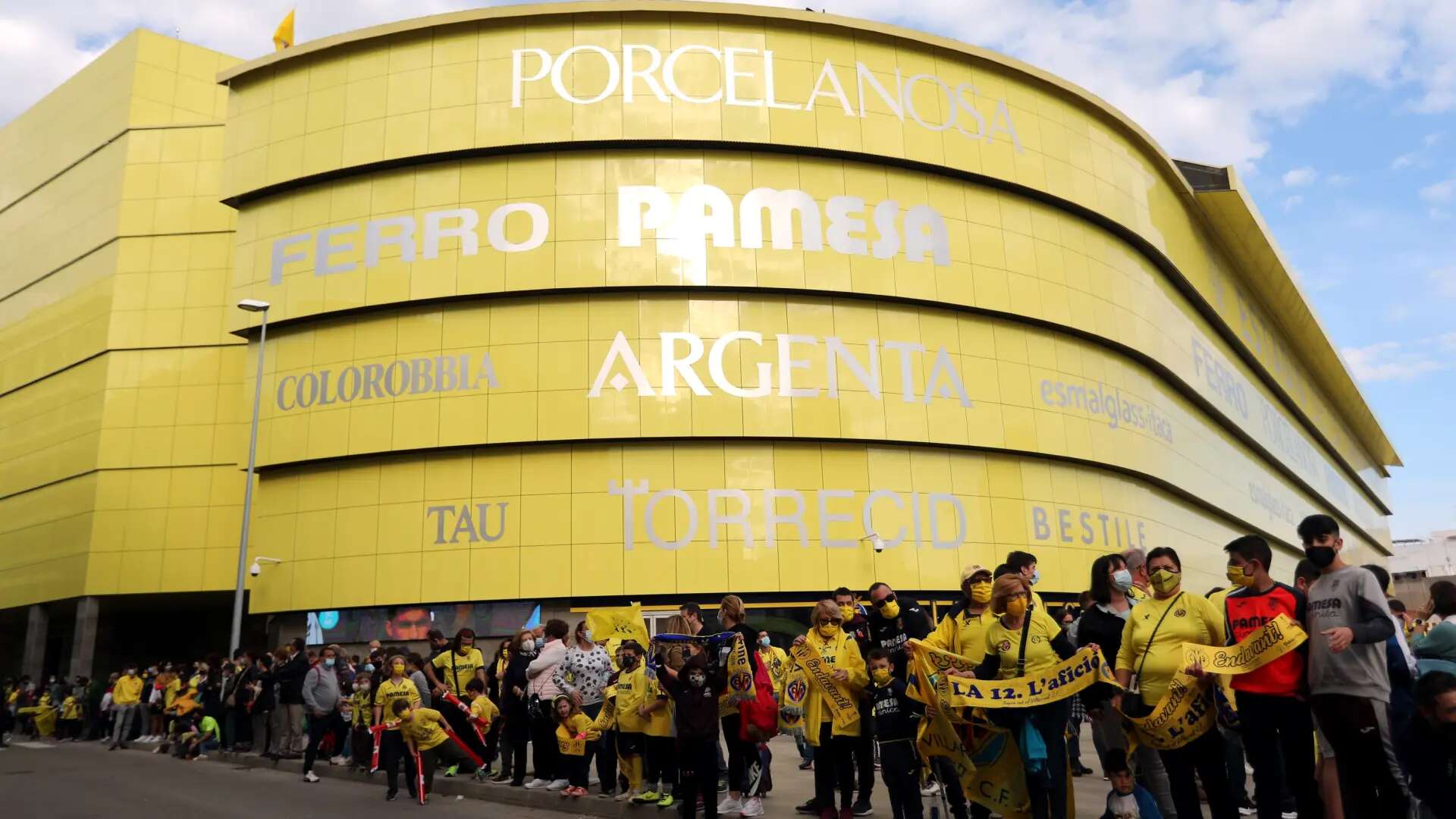 La Policía investiga la agresión a dos jóvenes discapacitados tras el partido Villarreal - Valencia