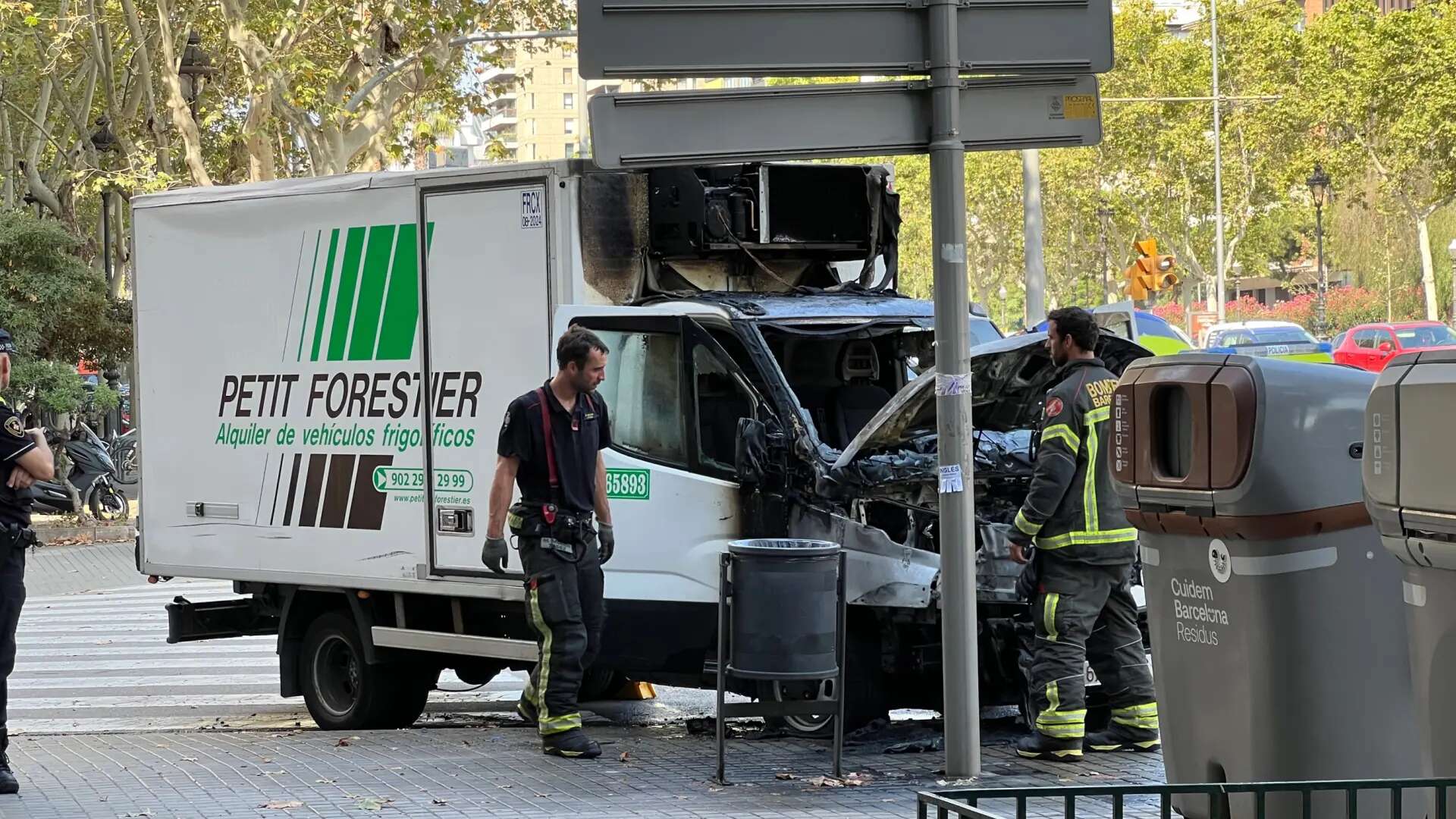 Arde un camión frigorífico en la Diagonal de Barcelona sin causar heridos