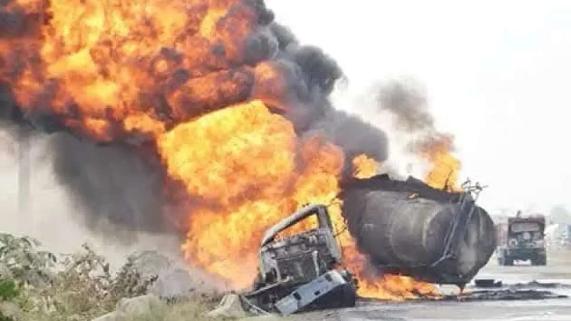 Terrible choque entre dos camiones frente a una gasolinera en India: hay 11 muertos y decenas de heridos