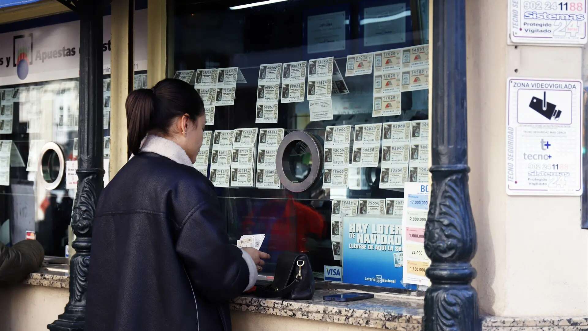 ¿Puede un banco pedirte comisión por un premio de la Lotería de Navidad? La OCU responde