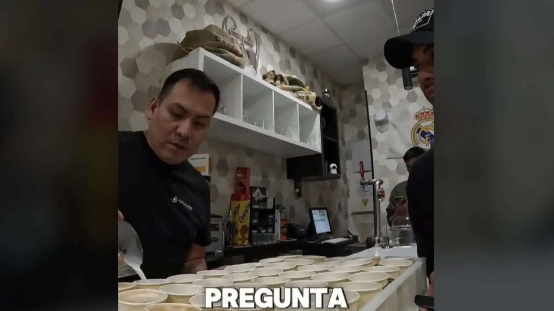 Una asociación pide 50 cafés para repartir a inmigrantes y el dueño del bar les sorprende con su respuesta