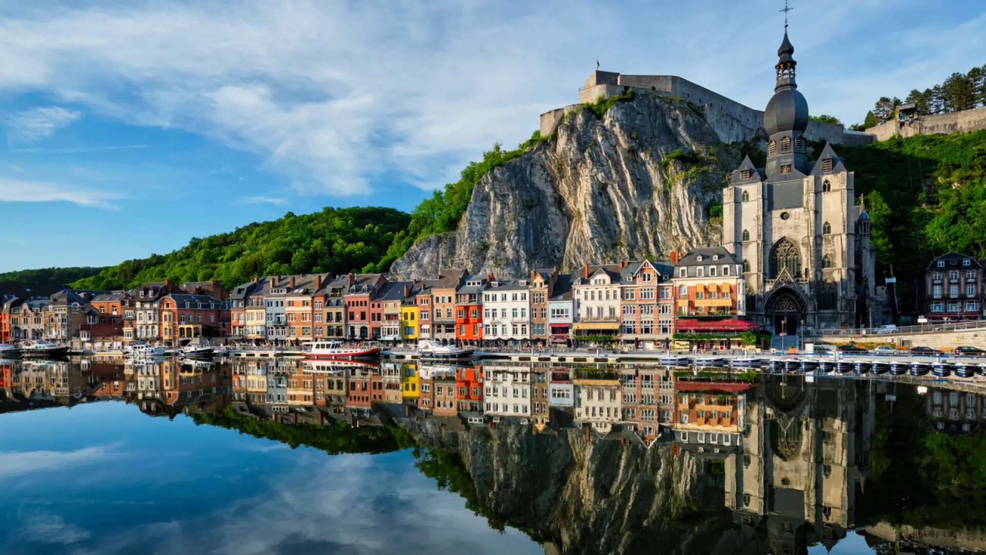 La ciudad a orillas del río Mosa que está rodeada de impresionantes acantilados y es una de las más bellas de Bélgica