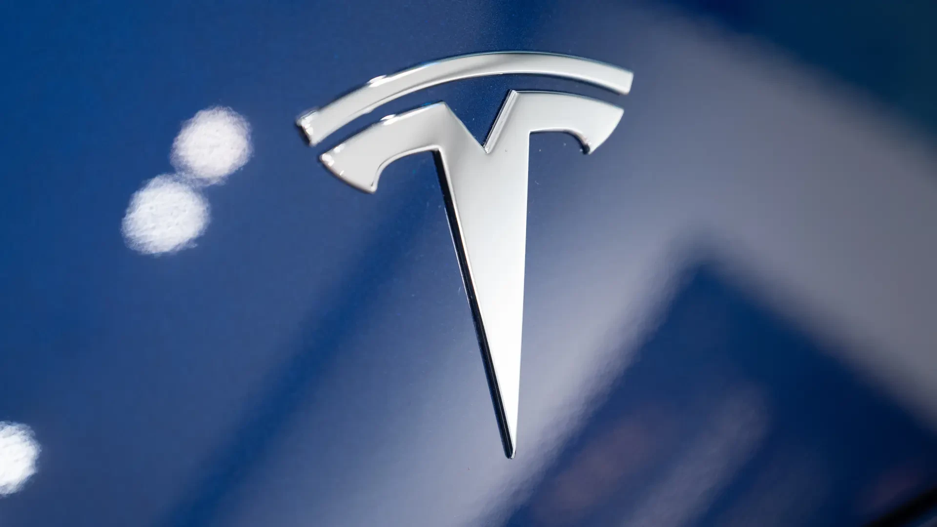 El significado oculto del logo de Tesla: una teoría viral desvela lo que se esconde detrás