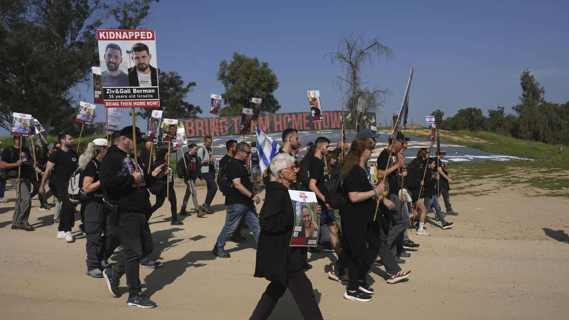 Dos niños, diez mujeres y 11 ancianos, entre los 34 rehenes que Hamás liberaría si Israel acuerda un alto al fuego