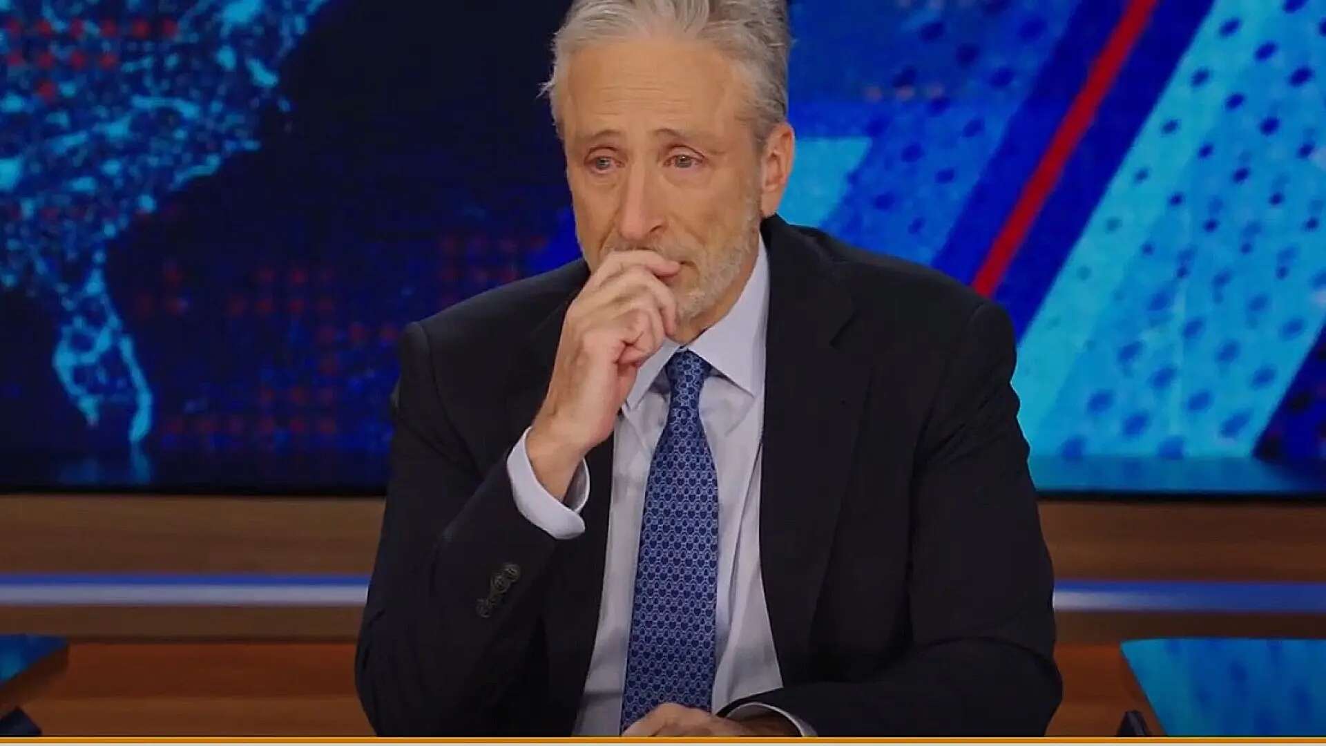 El presentador Jon Stewart rompe a llorar en directo por la muerte de su perro: 